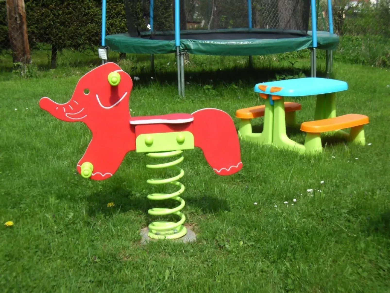 Haus mit Spielwiese-Image-tags.info