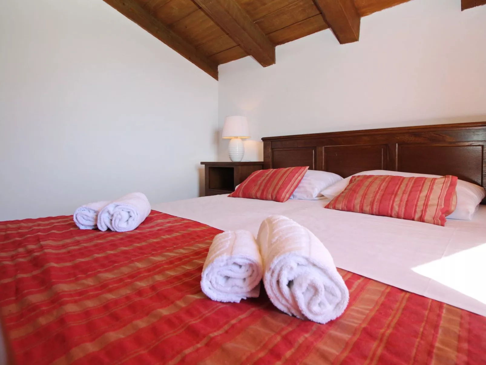 Renoviertes Steinhaus mit Garten und Pool ideal für ein erholsamen Urlaub-Binnen