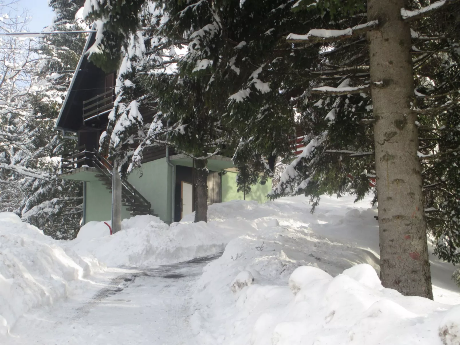 Mit Terrasse, Grill und Garten-Buiten