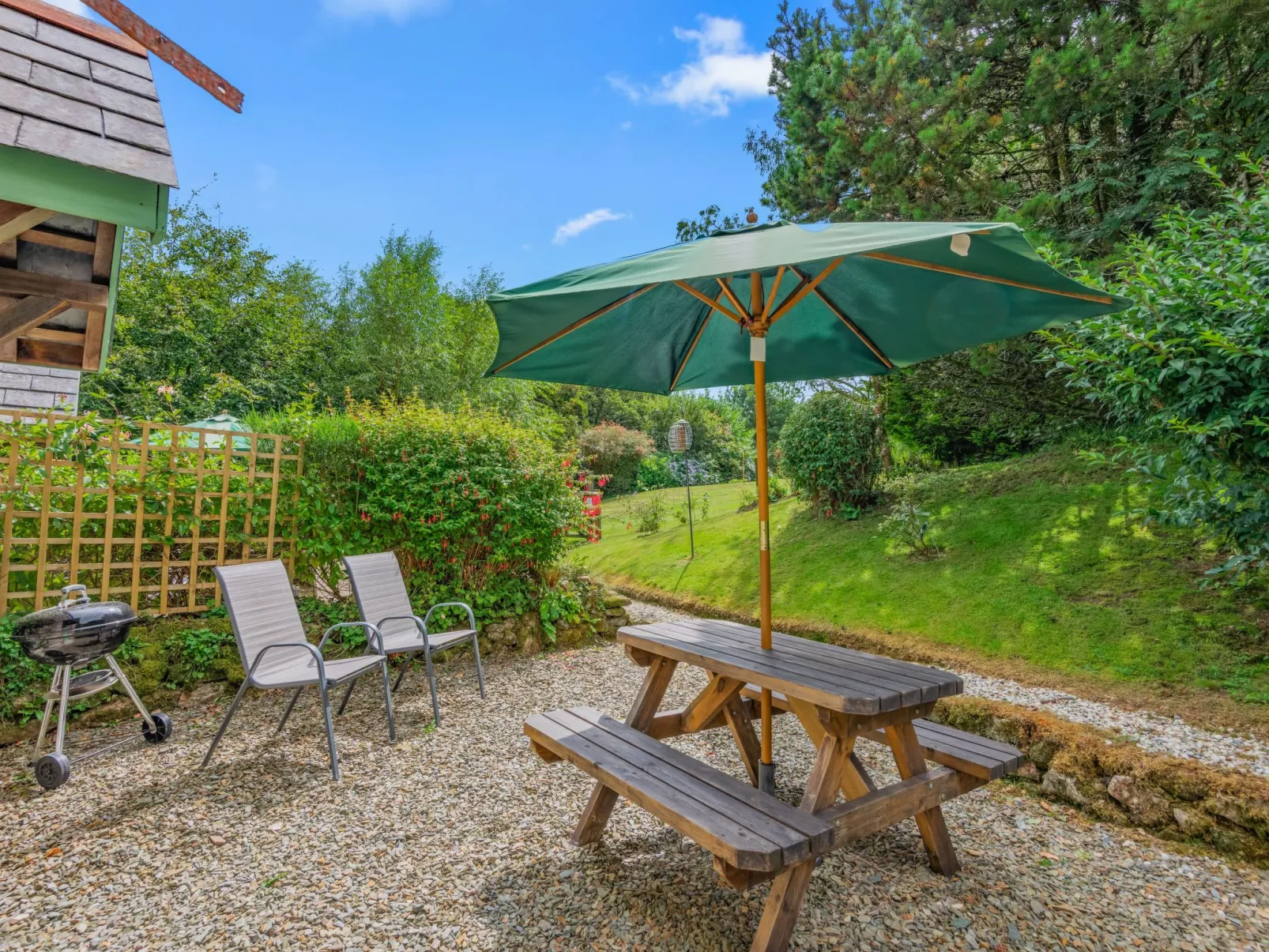 Idyllisches Landhaus mit wunderschönem Garten-Buiten