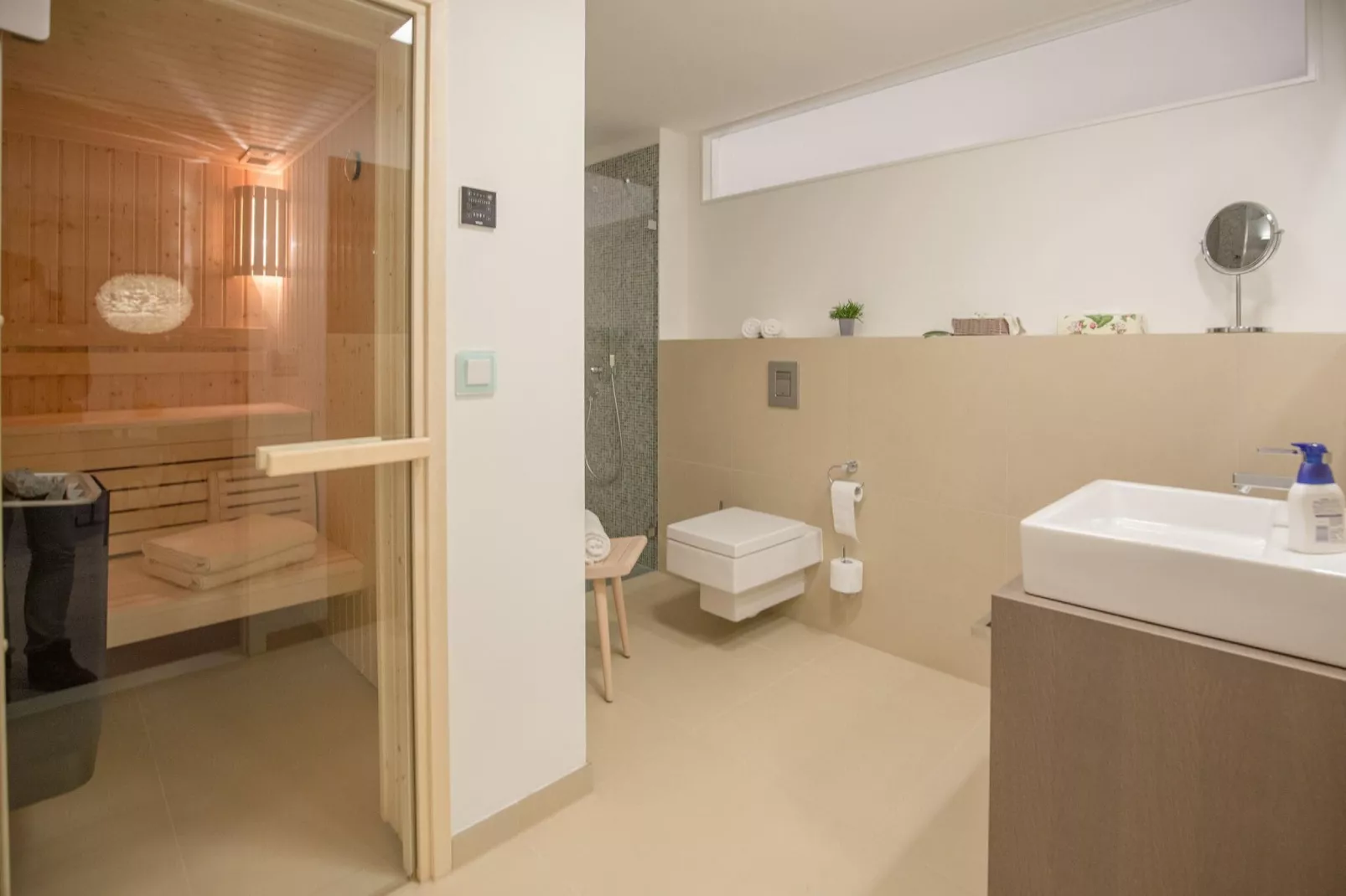 Prora 3-Zimmer-Apt / 6 Personen-Badkamer