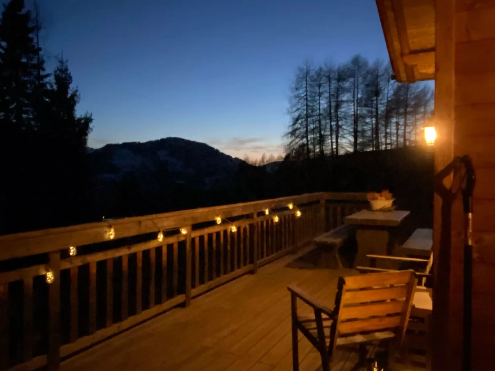 Berghütte mit Blick auf die Berge-Buiten