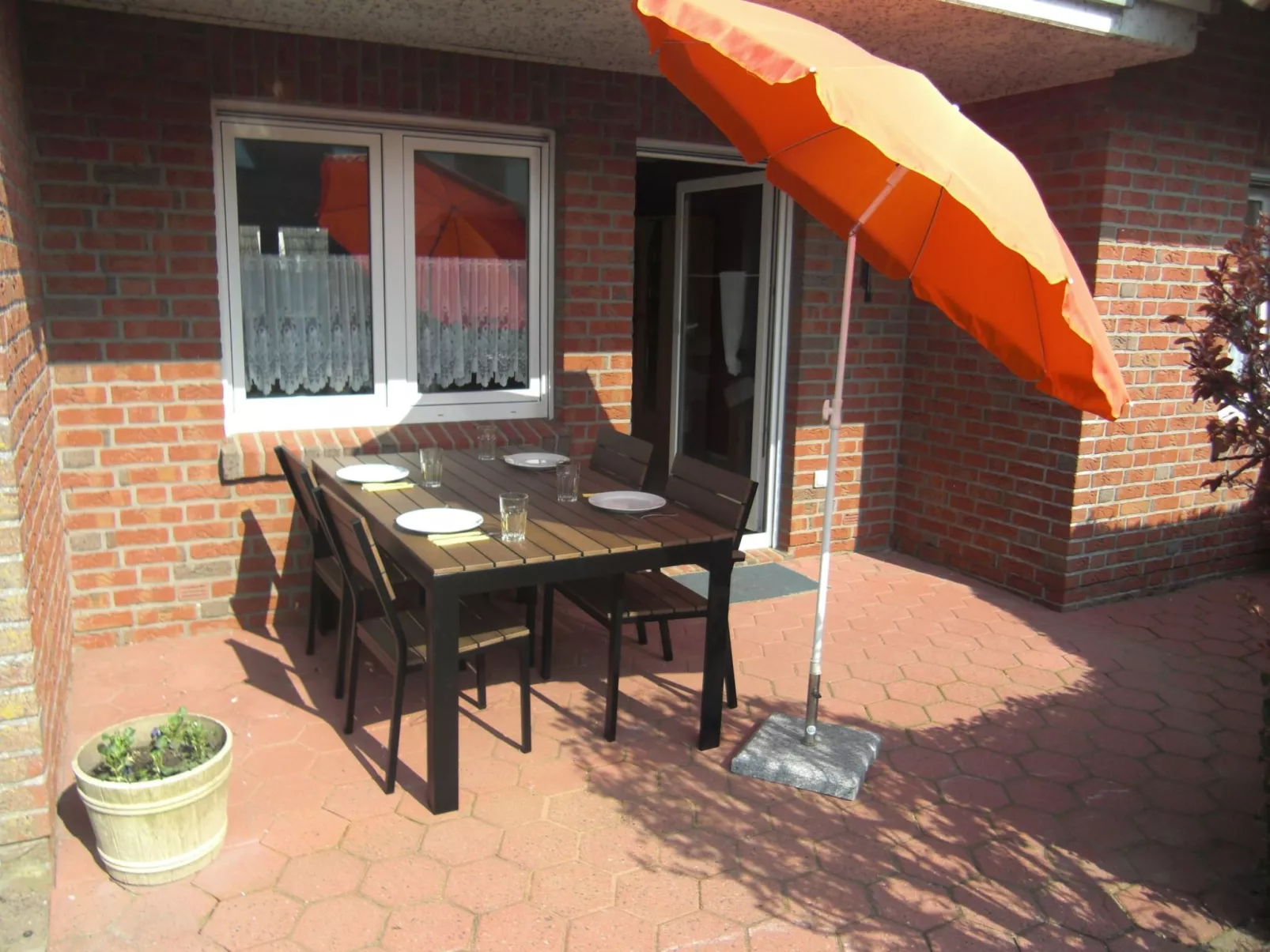 Sonnige Ferienwohnung mit großem Garten-Buiten