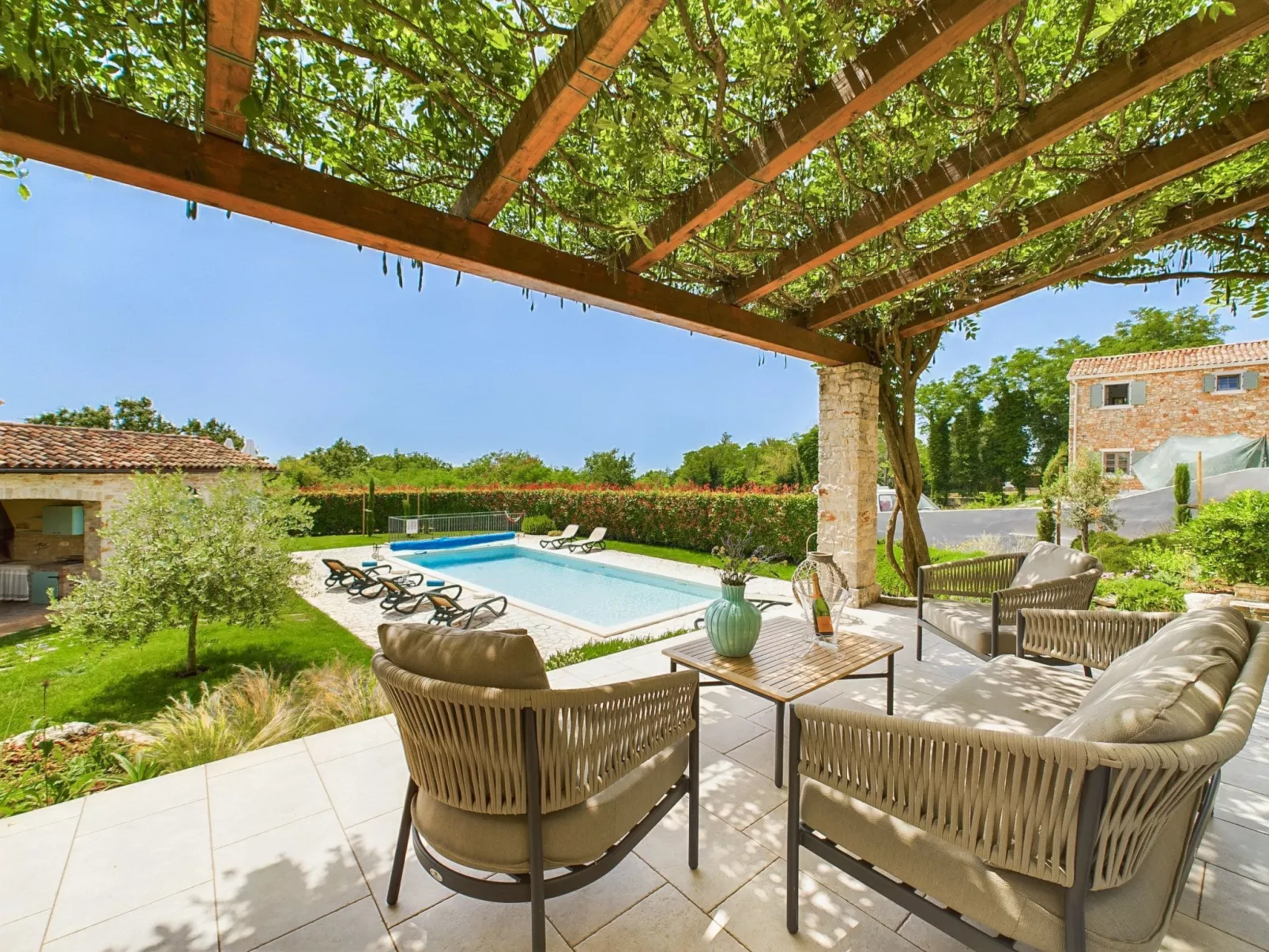 Luxuriöse Villa mit Schwimmbad und großem Garten-Image-tags.info