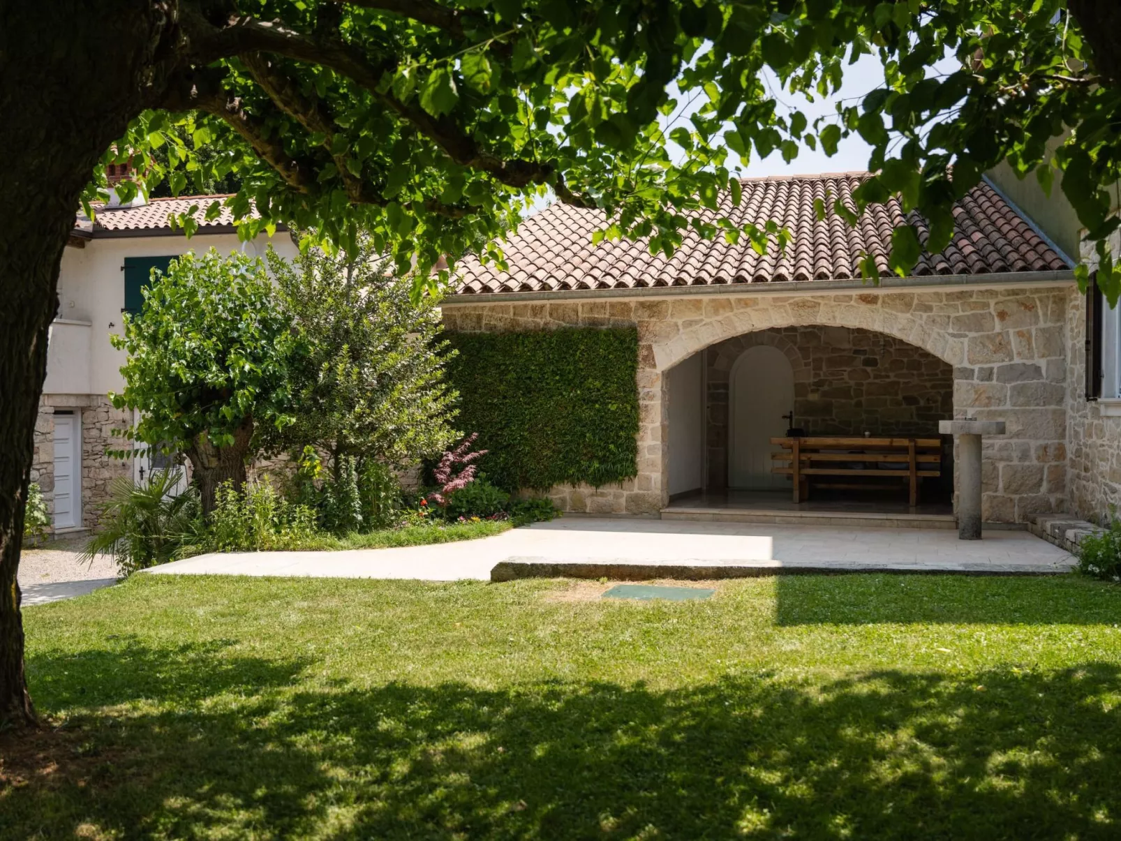 Gemütliches Ferienhaus in Ružići mit Offenem Kamin-Buiten