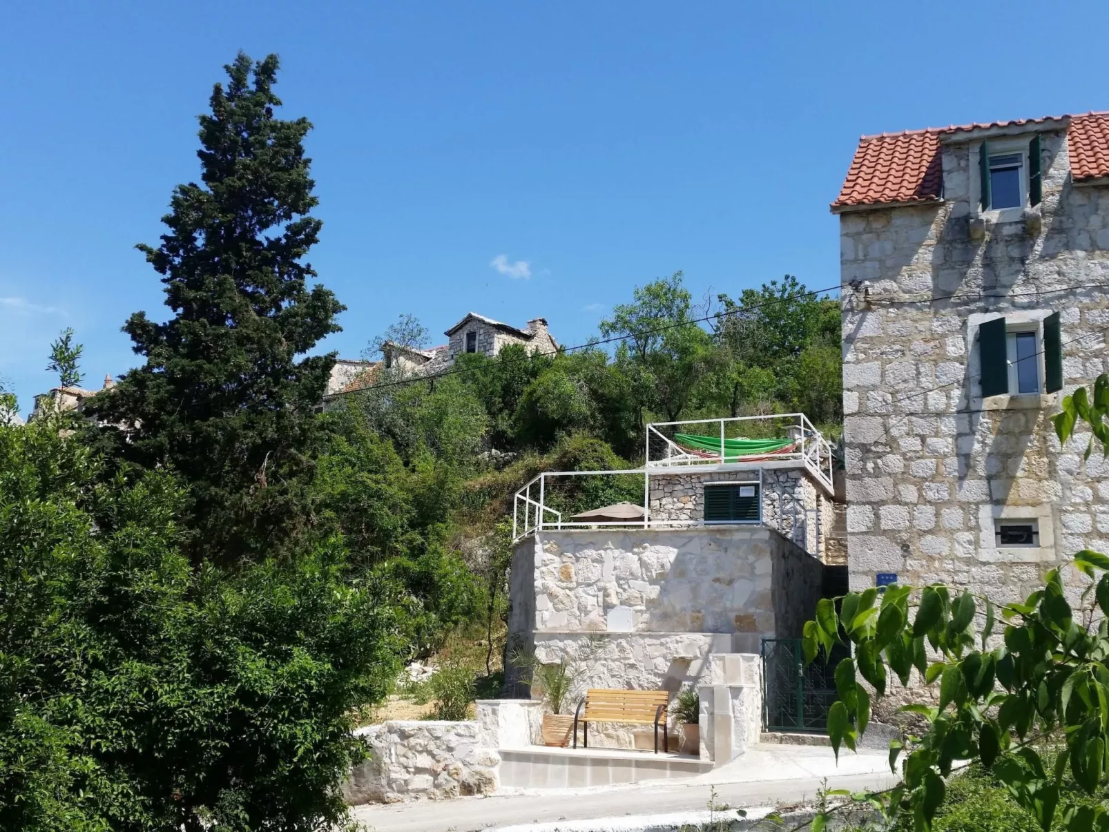 Charmantes Steinhaus mit Pool und Panoramablick-Buiten