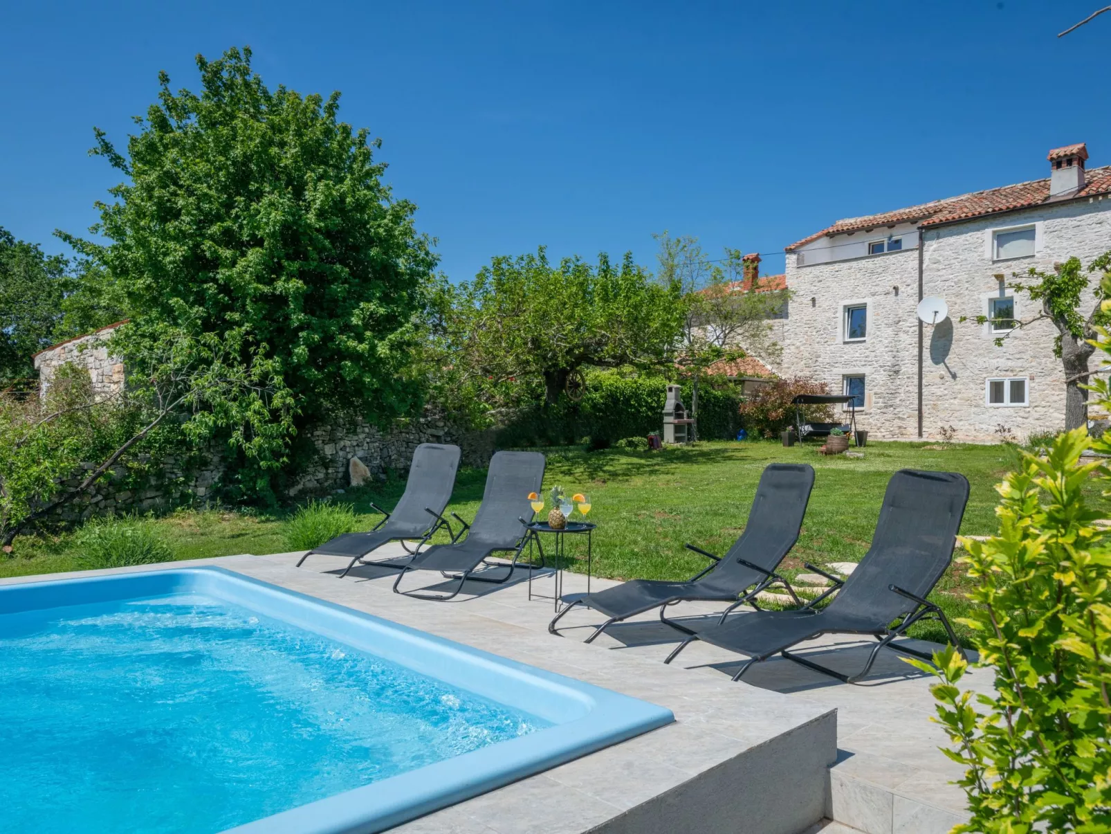 Typisch istrisches Ferienhaus mit Garten-Buiten