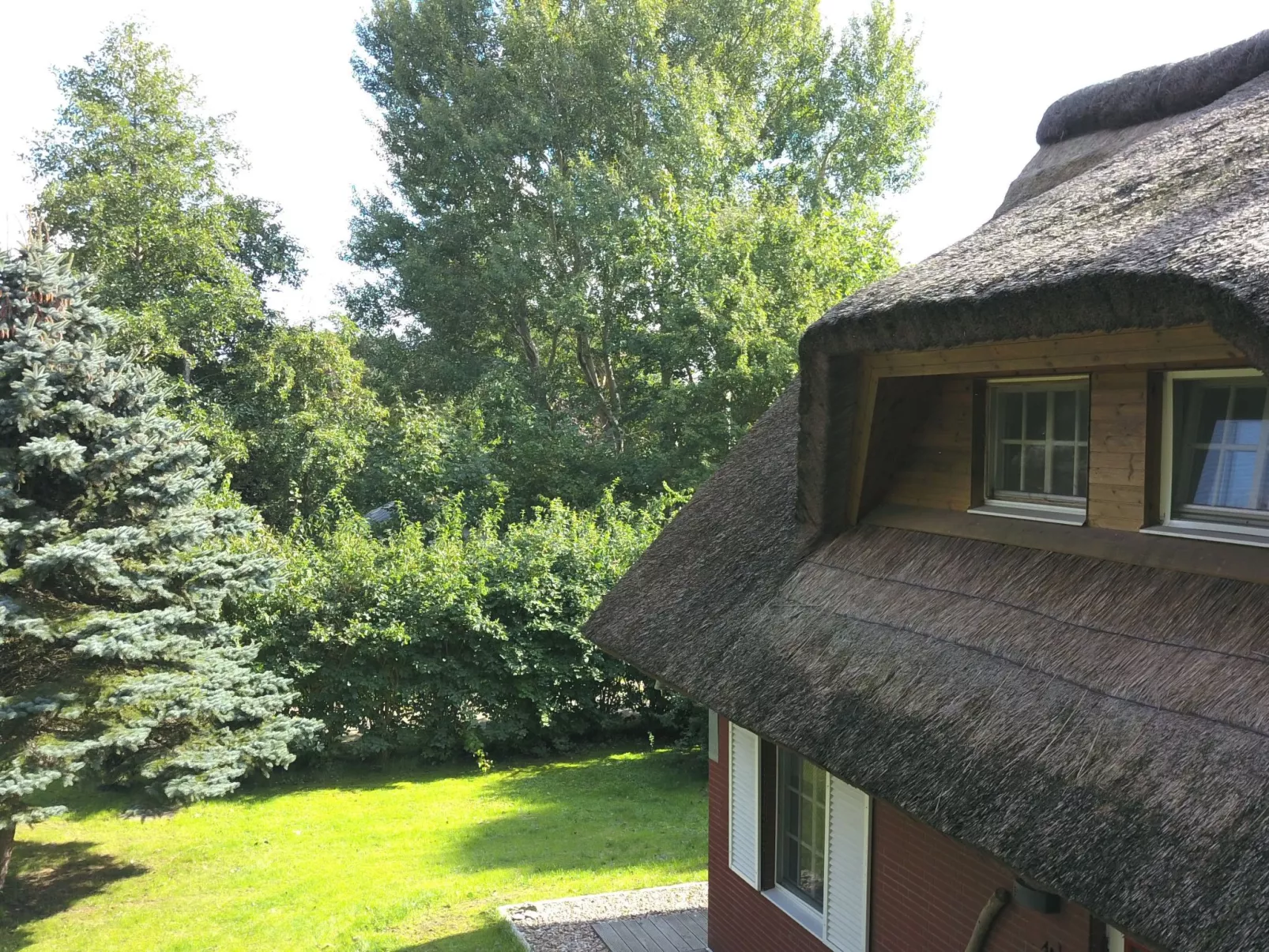 Idyllisches Reetdachhaus mit großem Garten-Buiten