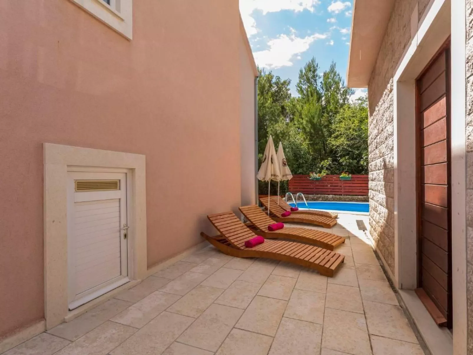 Charmantes Ferienhaus in Medići mit Privatem Pool-Buiten