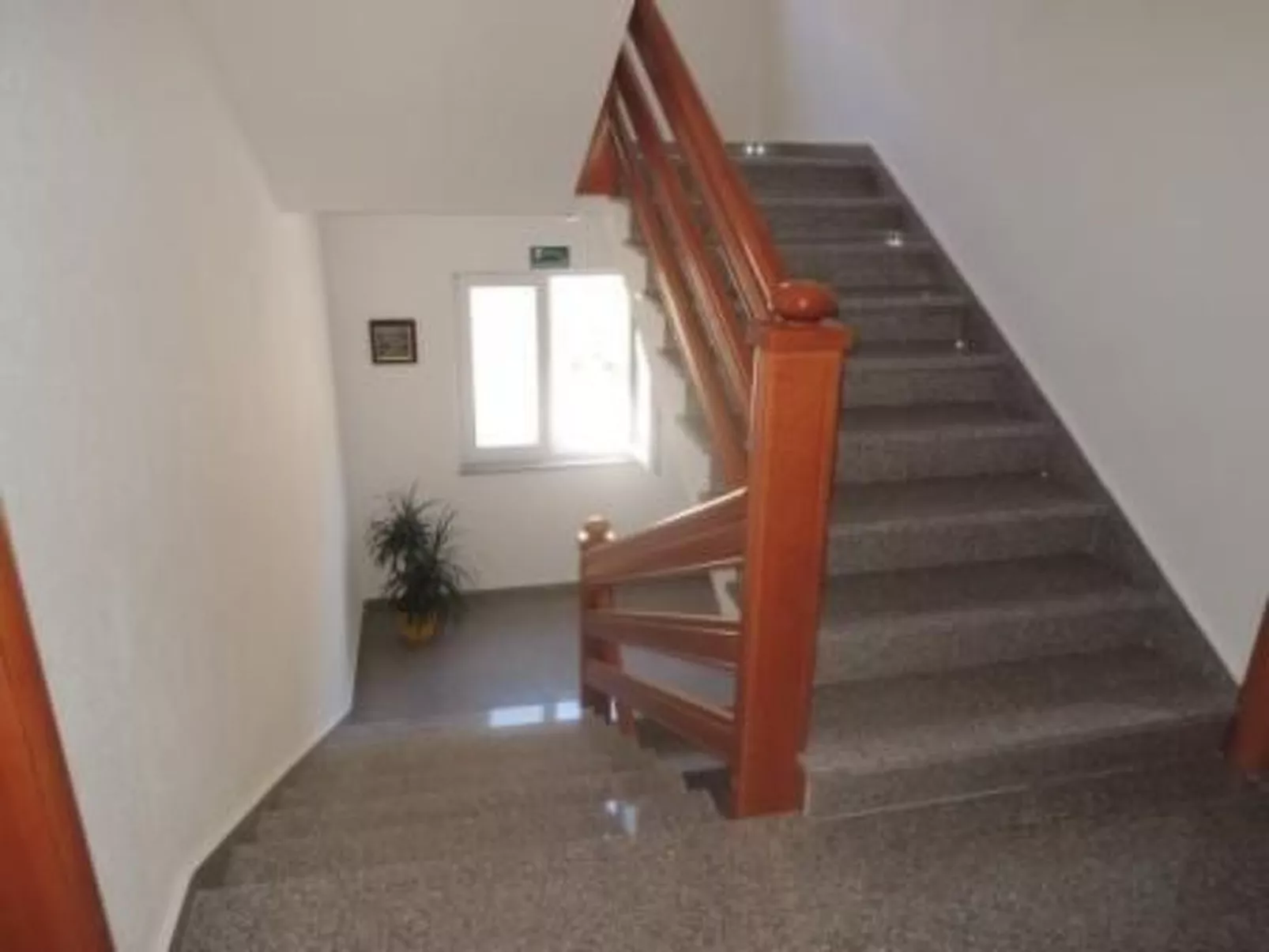 Wohnung im zweiten Stock mit Balkonen-Binnen