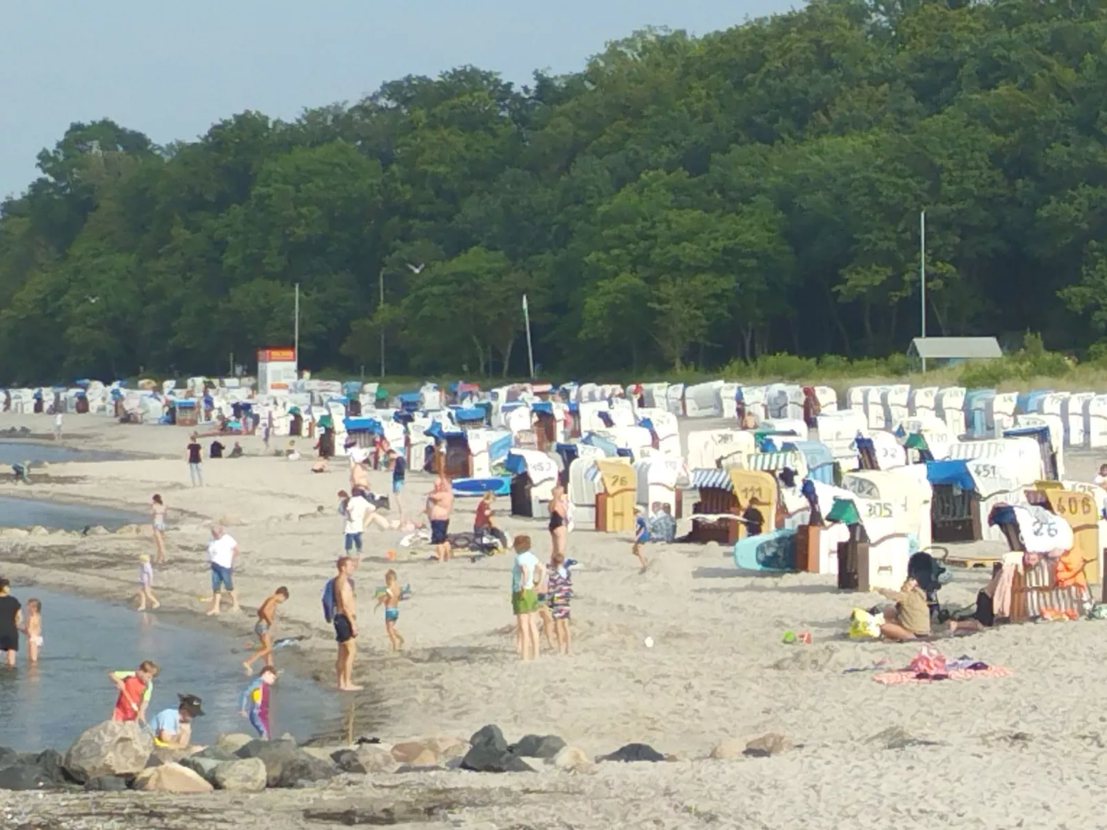 Strandnahes Studio mit kleiner Gartenterrasse-Buiten