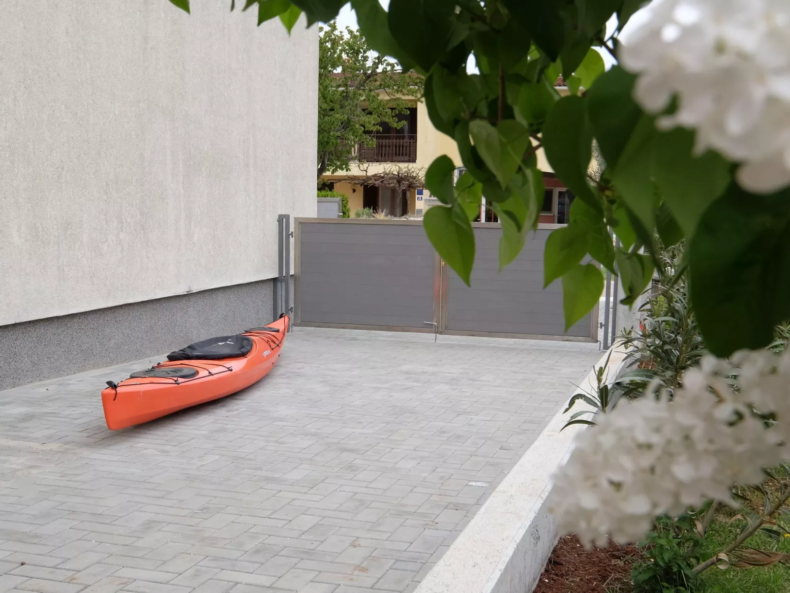 Wohnung in Fažana mit gemeinsamem Pool und Garten-Buiten