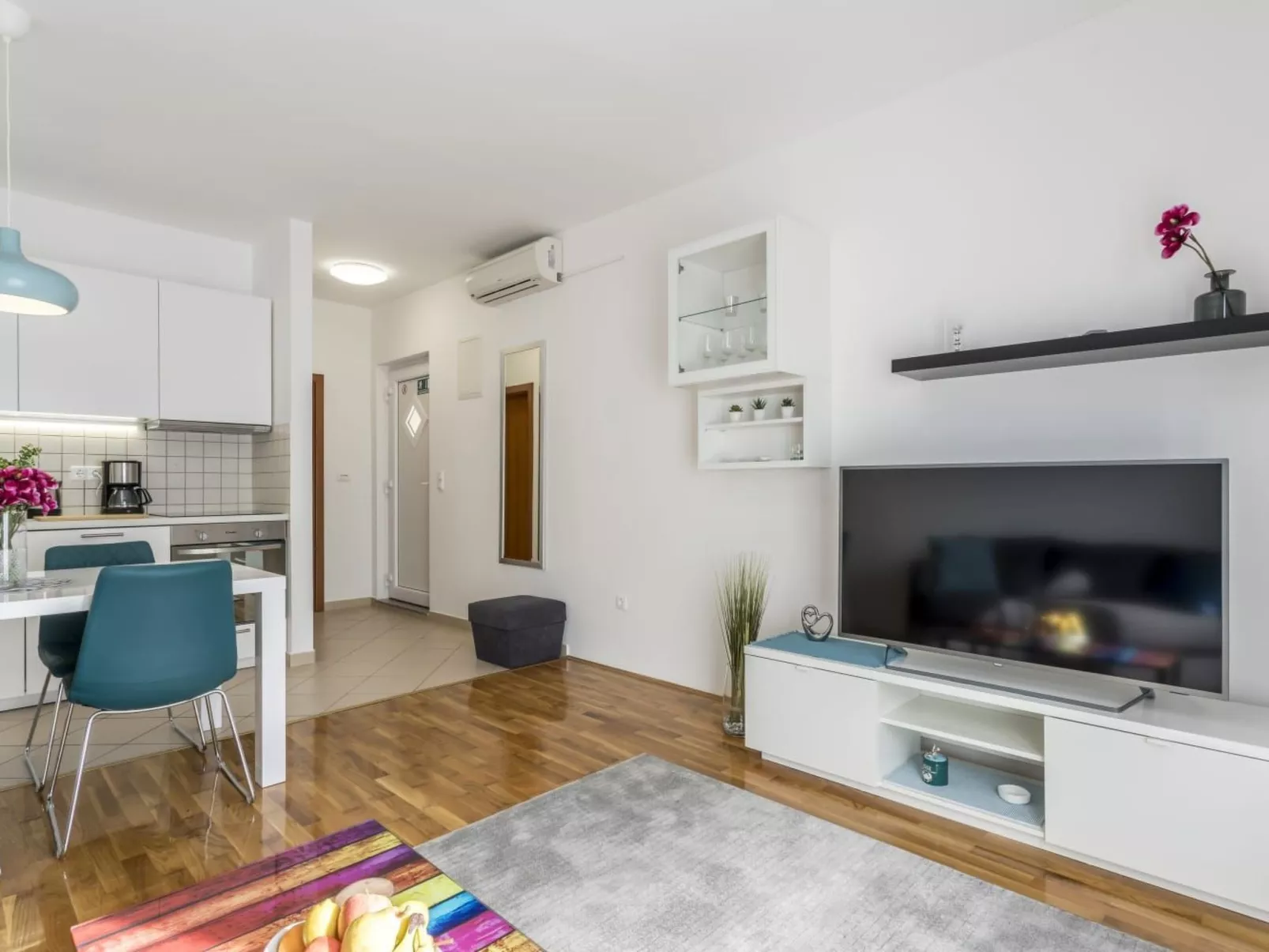 "Villa Tango1" mit eigenem Pool - Binnen