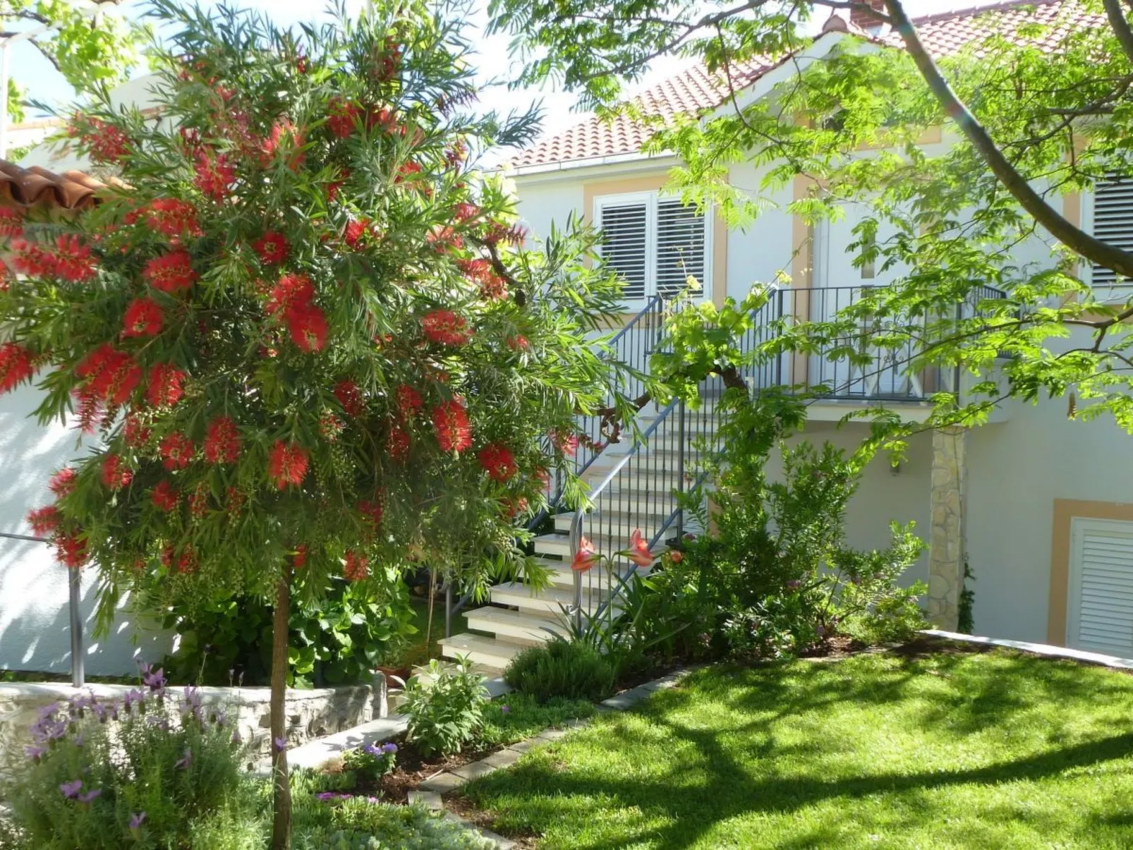 Klimatisierte Ferienwohnung in Okrug Gornji mit Gepflegtem Garten und Seeblick-Buiten