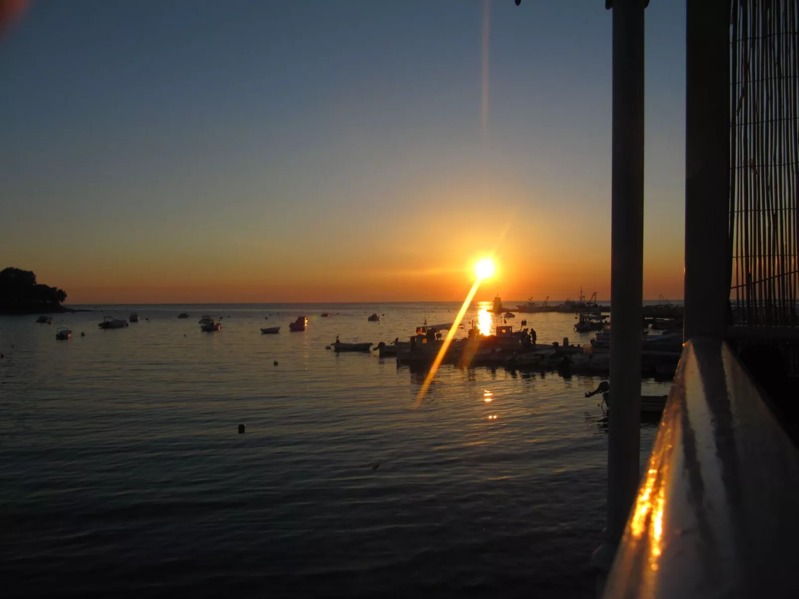 Villa del Golfo, Apartement mit Garten und Pool-Buiten