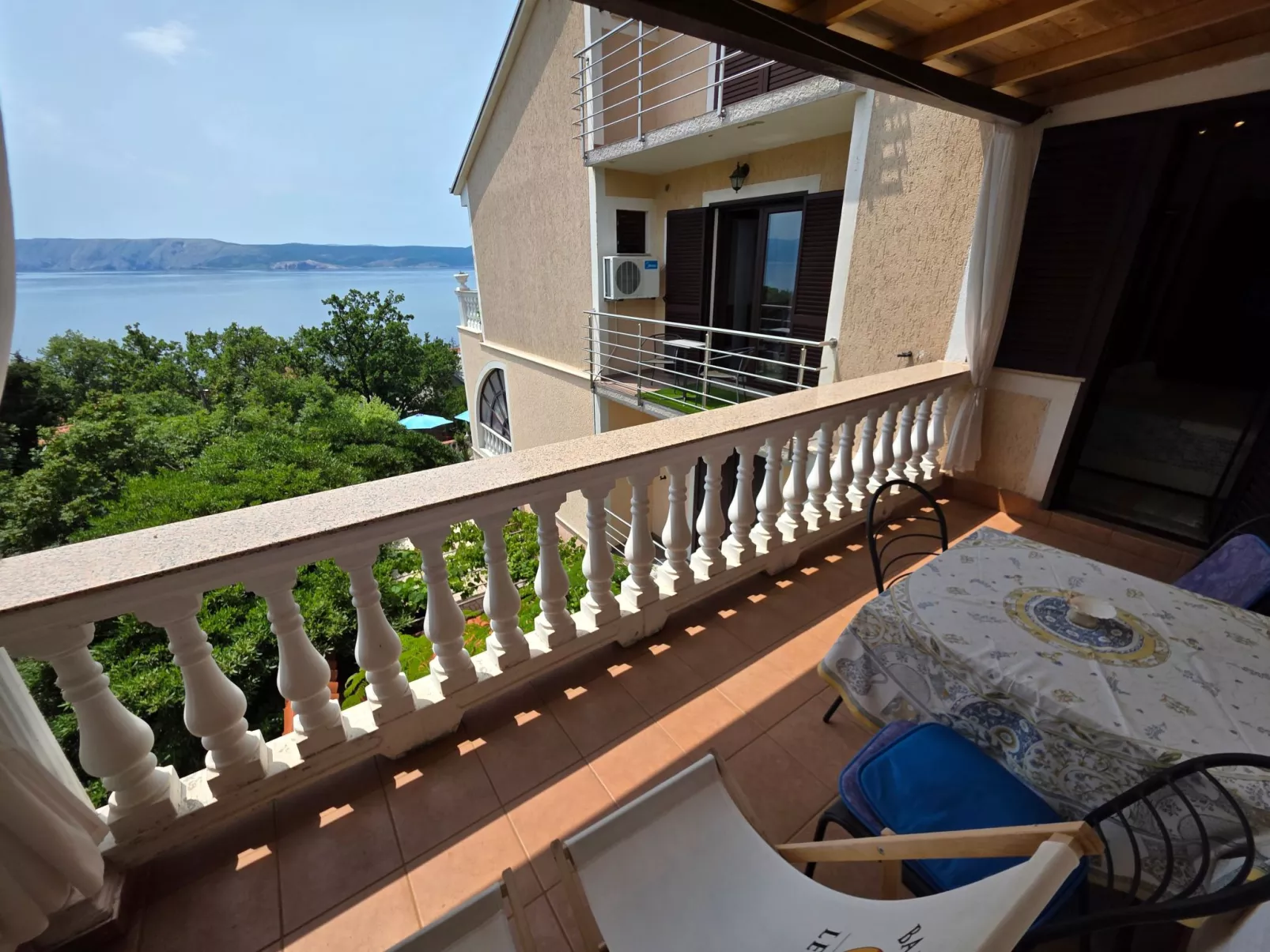 Appartement mit Balkon und Meerblick-Buiten