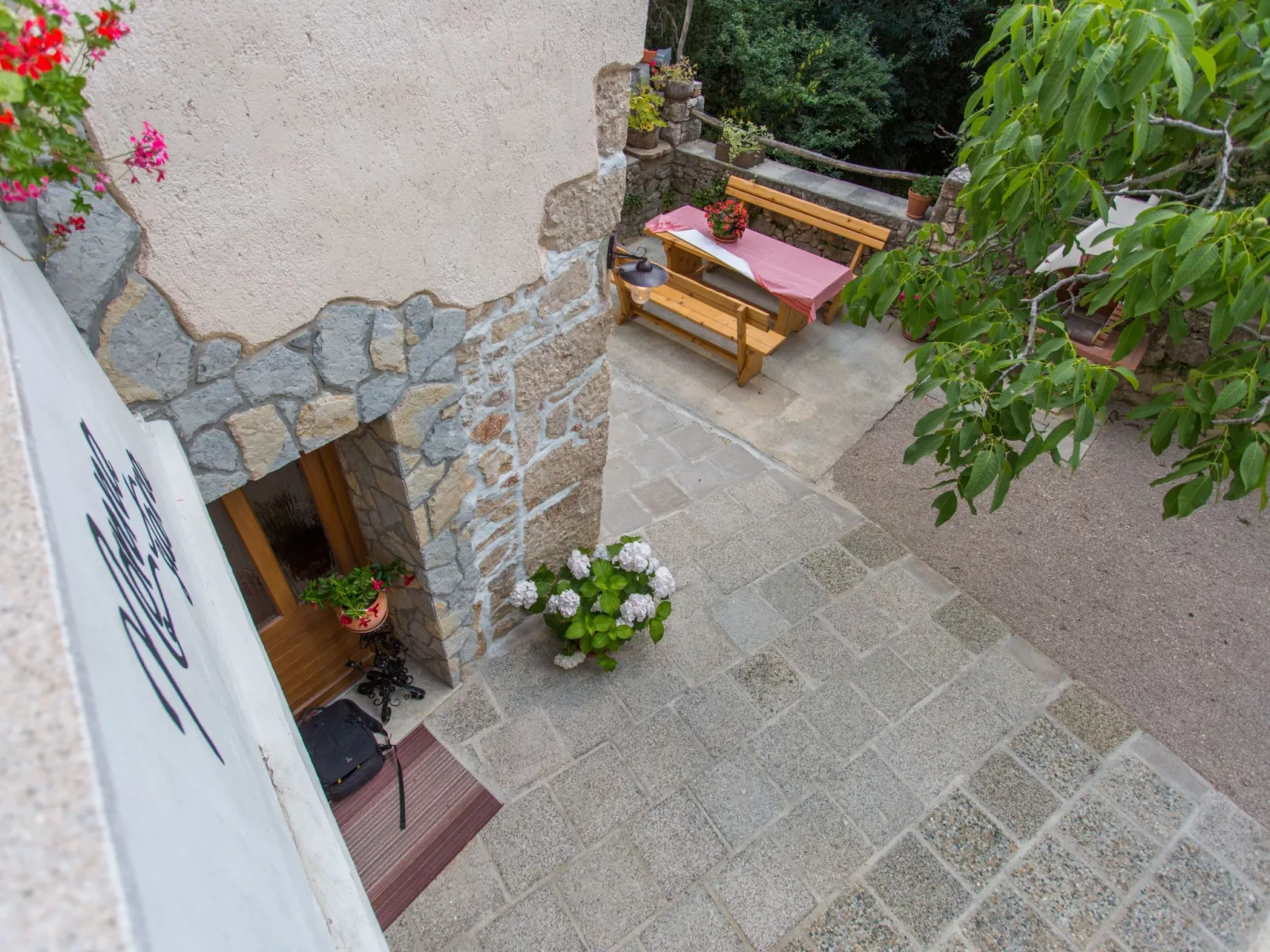 Gemütliches Steinhaus Nonna Stara-Buiten