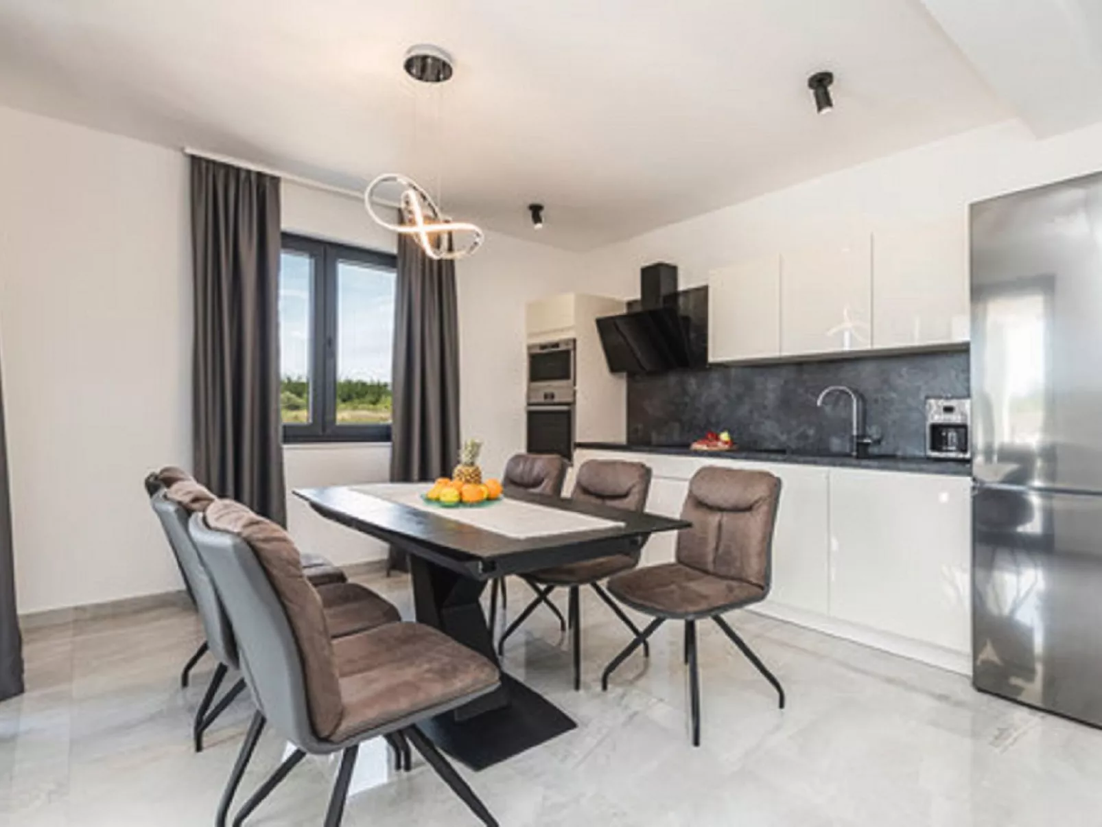 Villa Angelo mit Sauna, Fitnessraum und Pool-Binnen