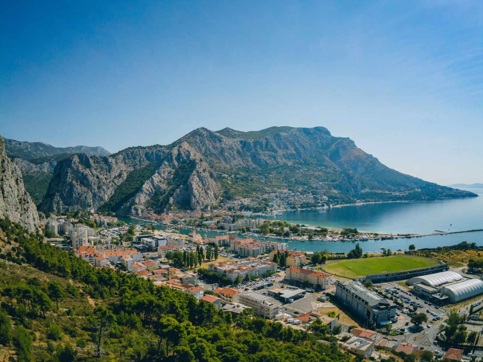 Große Ferienwohnung in Omiš mit Privatem Balkon-Omgeving