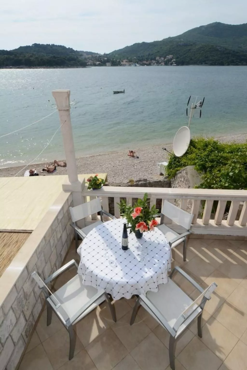 Großes Ferienhaus mit Terrasse und Garten-Buiten