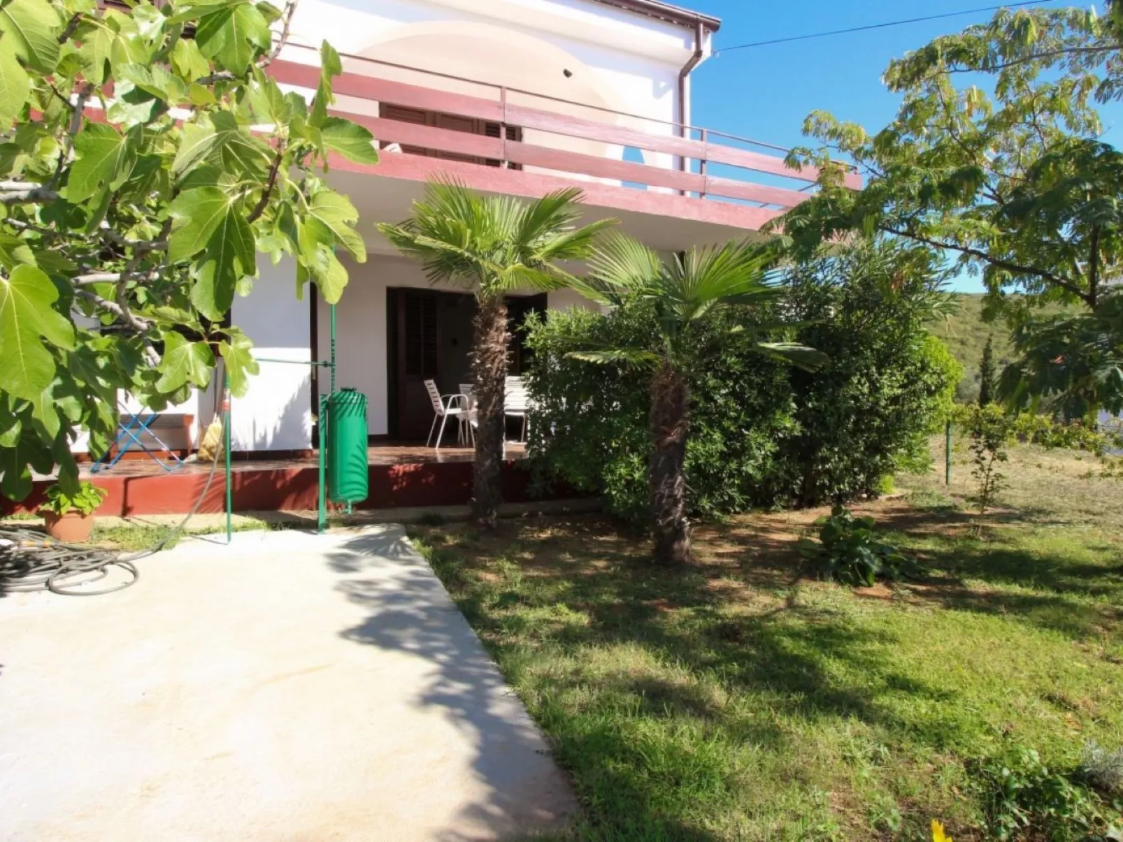 "Apartman Nada" mit Terrasse-Buiten