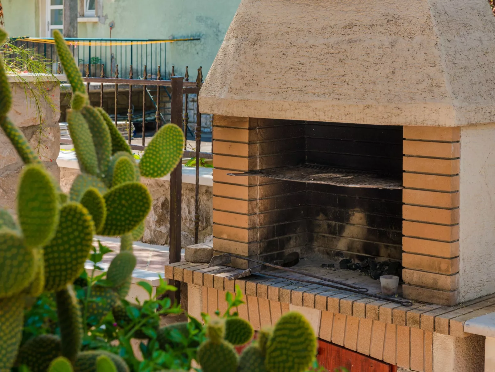 Ivona mit Terrasse und Außendusche-Buiten