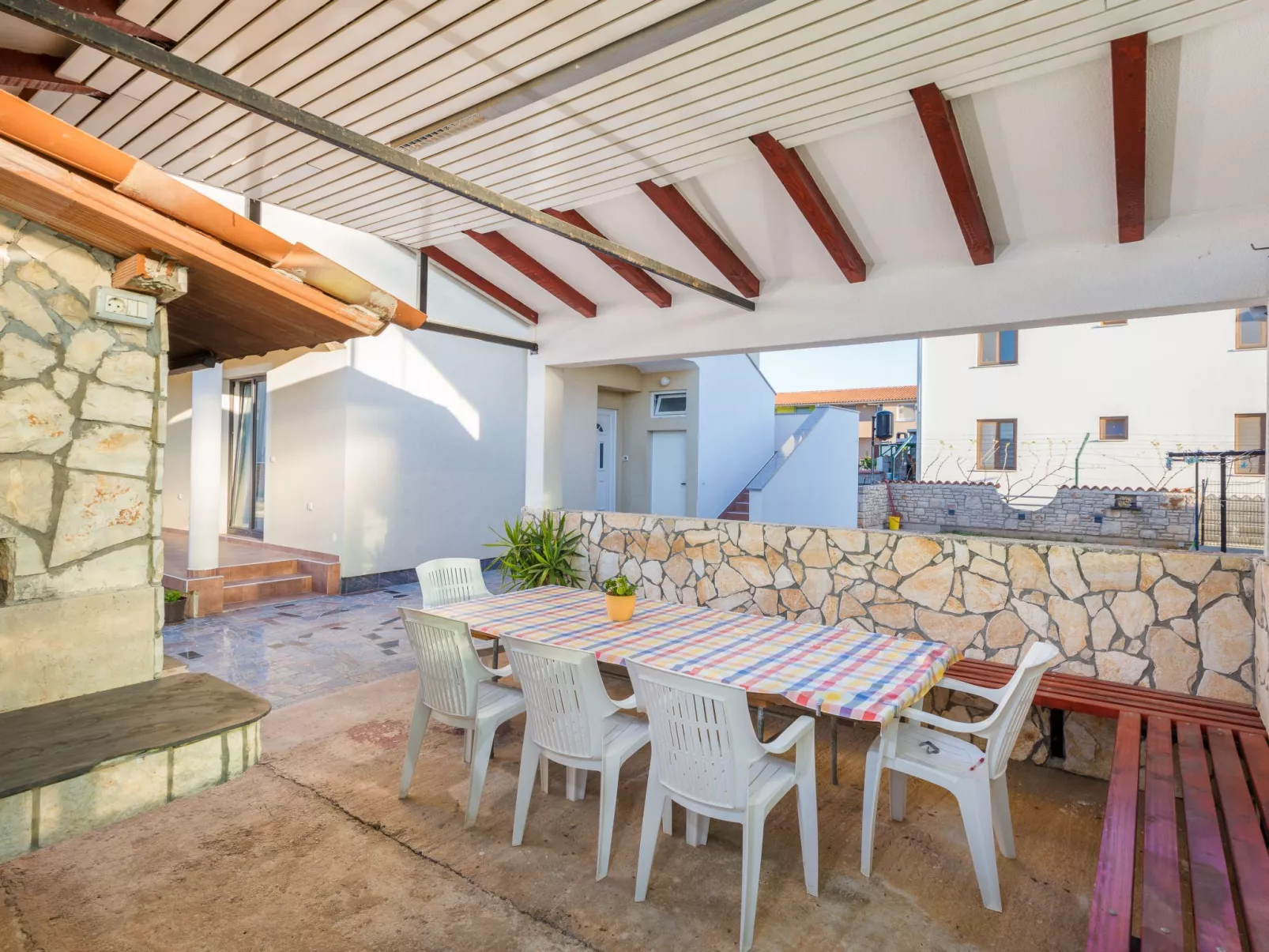 Anemona, Dorf Valbandon-Buiten