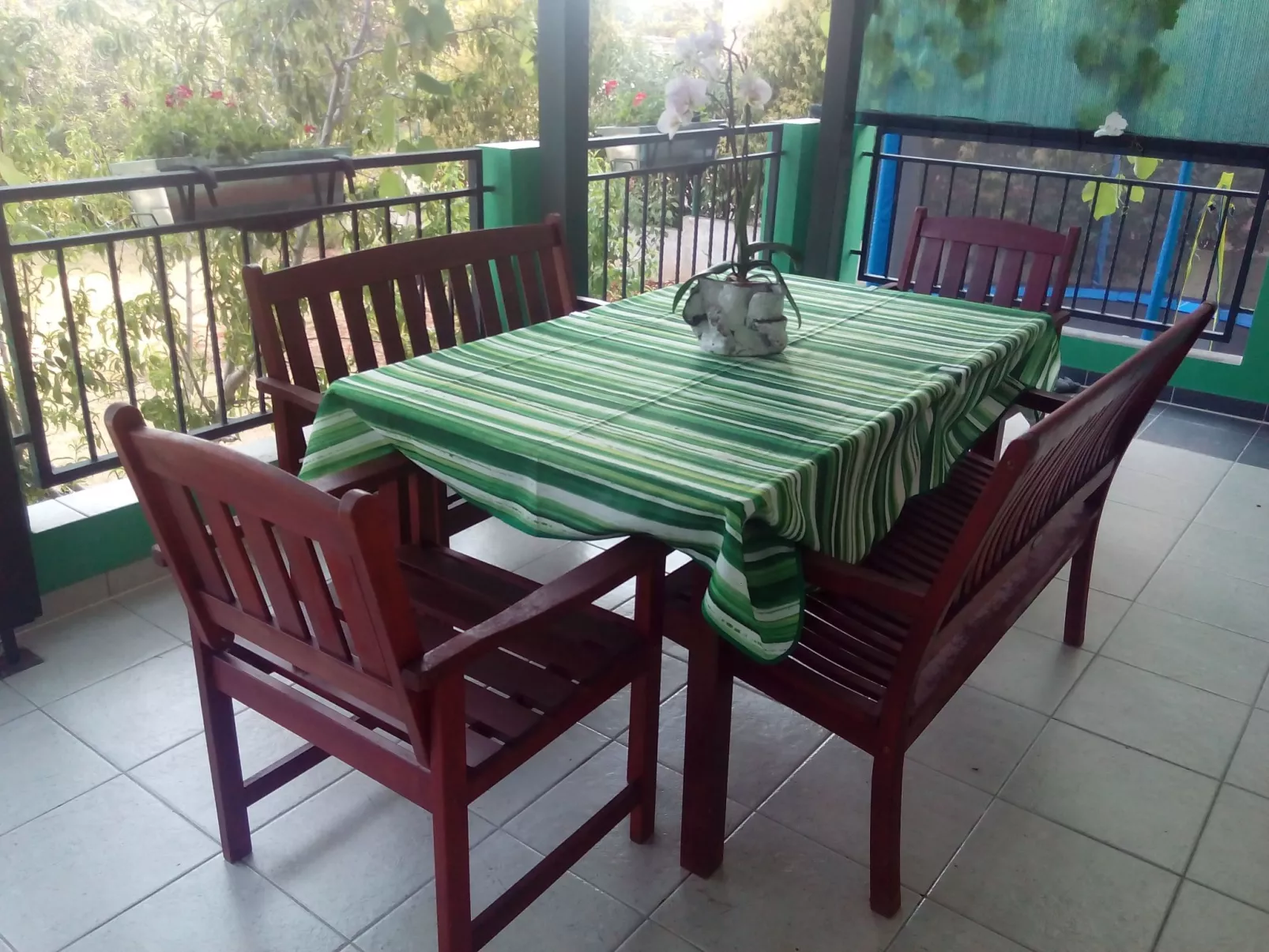 Erdgeschoss mit Schwimmbad-Buiten