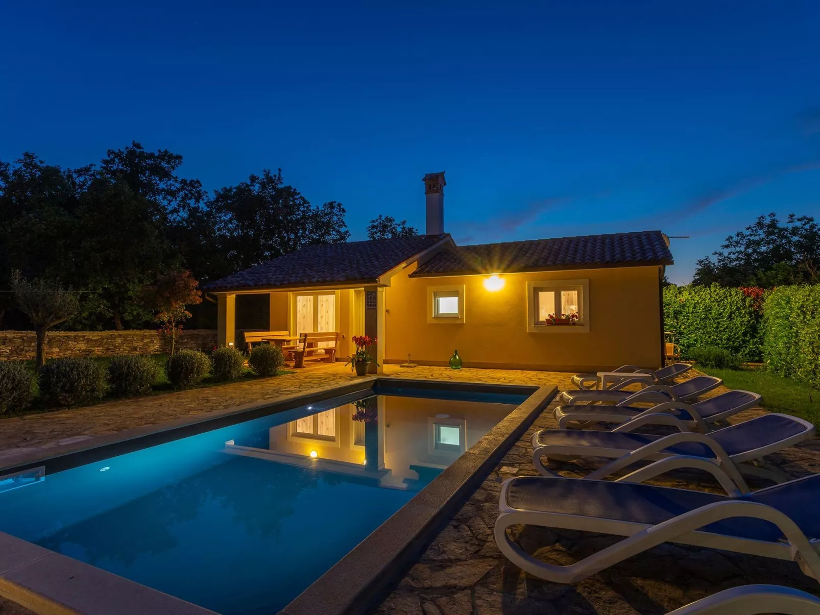 Ferienvilla Darko mit Schwimmbad-Buiten