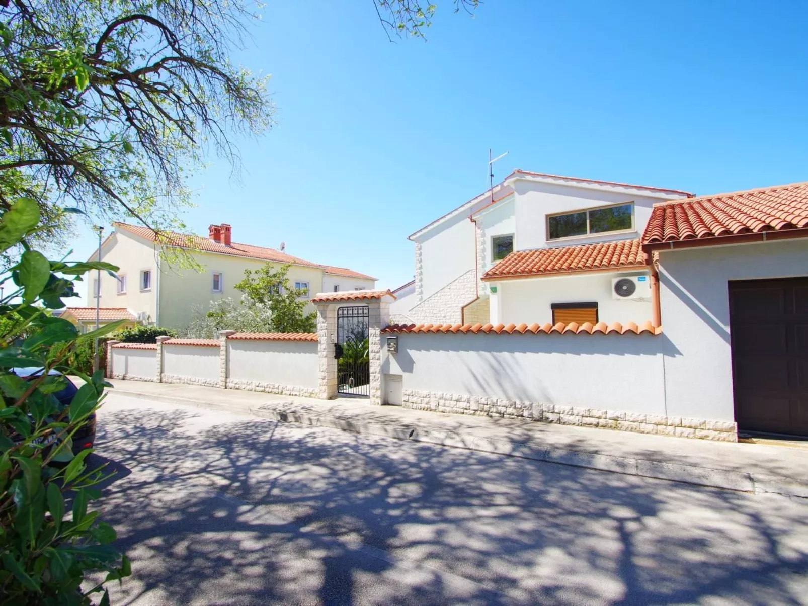 Geräumige Wohnung mit schöner Terrasse und Garten-Buiten