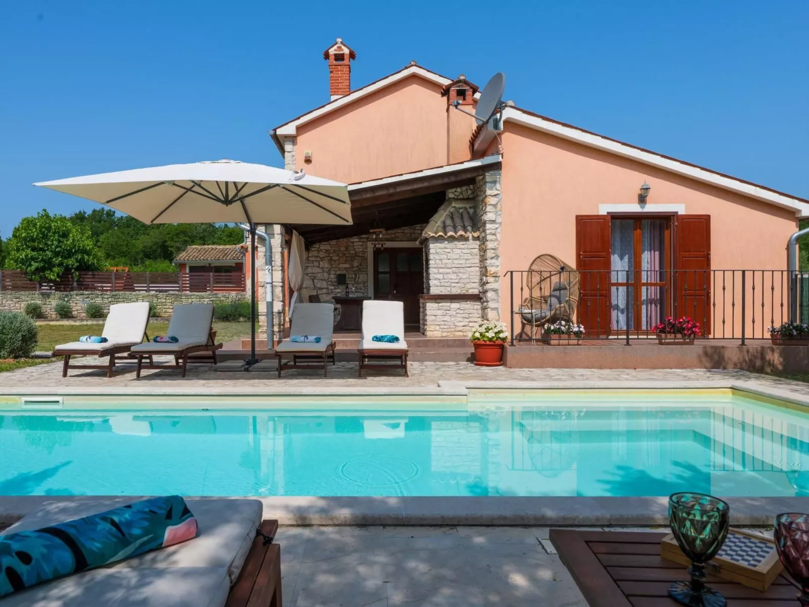 Villa mit privatem Pool und großem Garten-Image-tags.info