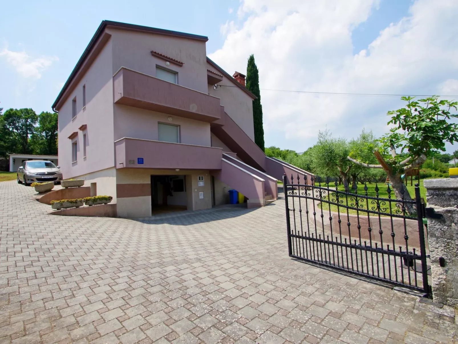 Wohnung in Rakalj mit privatem Parkplatz-Buiten