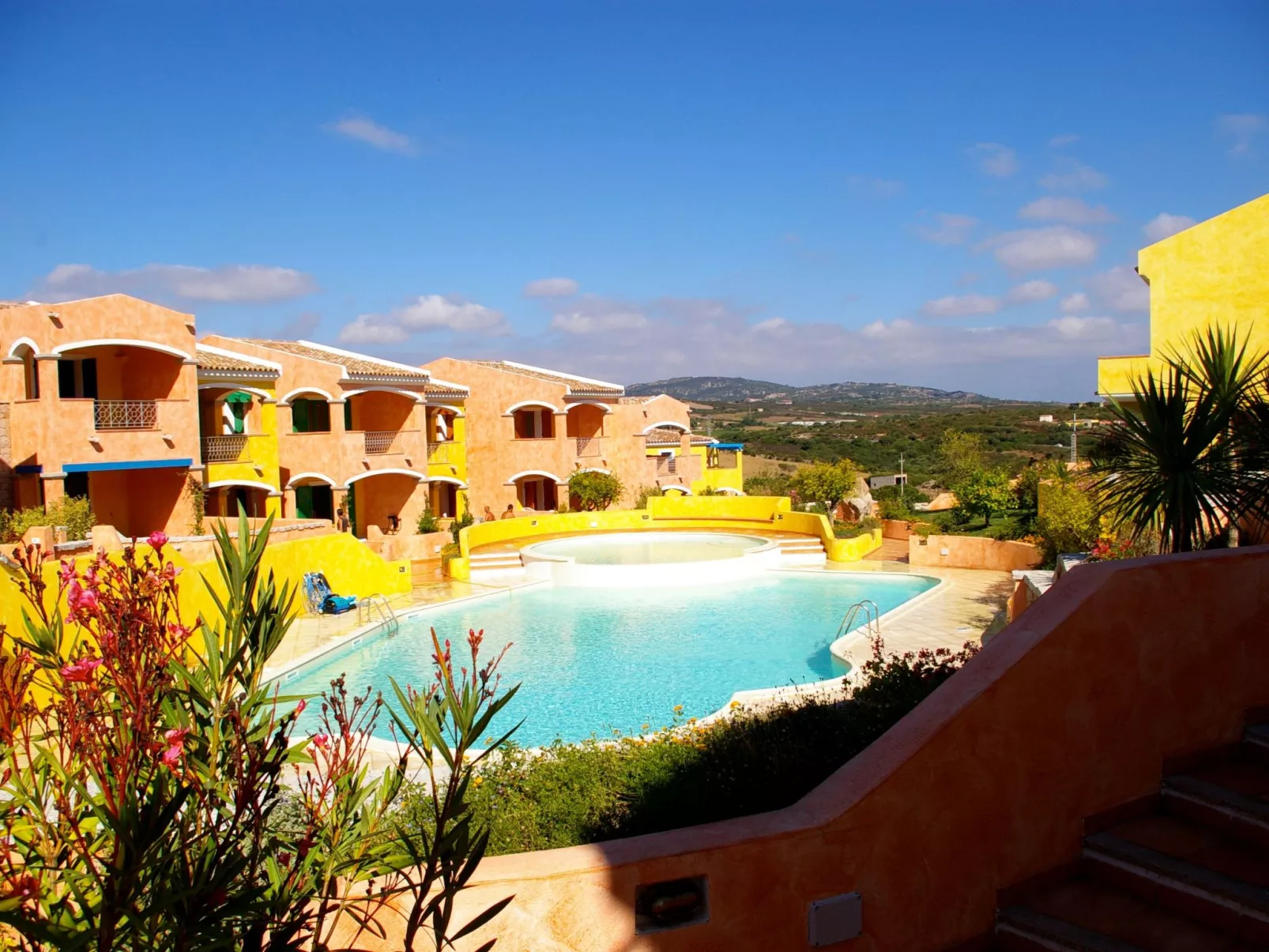 Schöne Wohnung mit Blick auf den Pool-Buiten