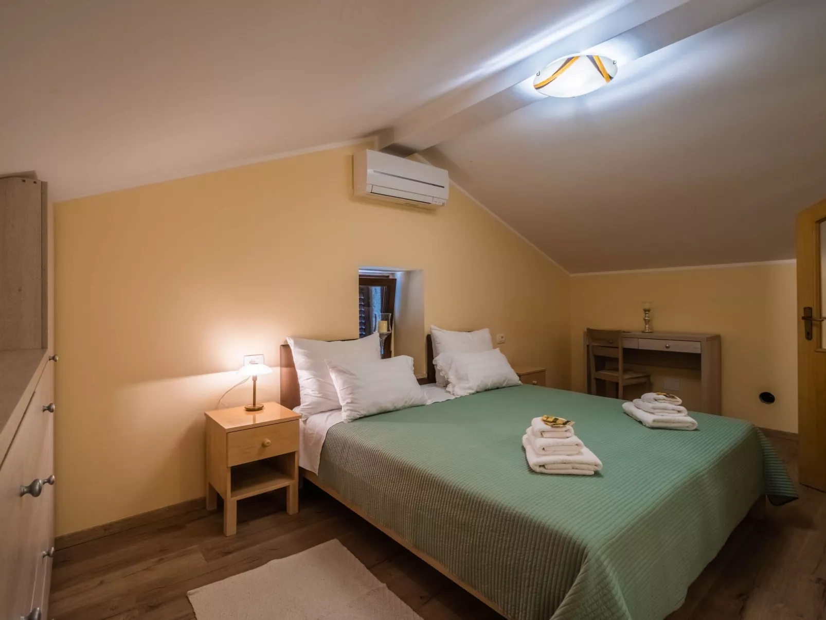 Luxuriöse Villa auf großem Privatgrundstück-Binnen