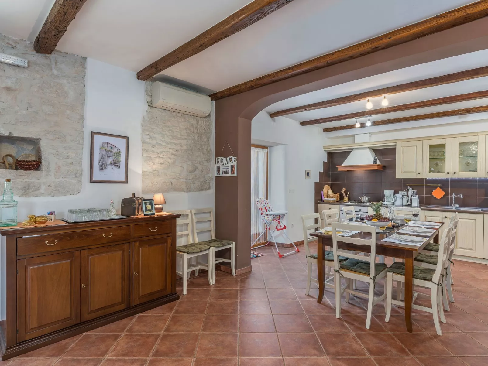 Gemütliches Ferienhaus in Peresiji mit Grill und Terrasse-Binnen