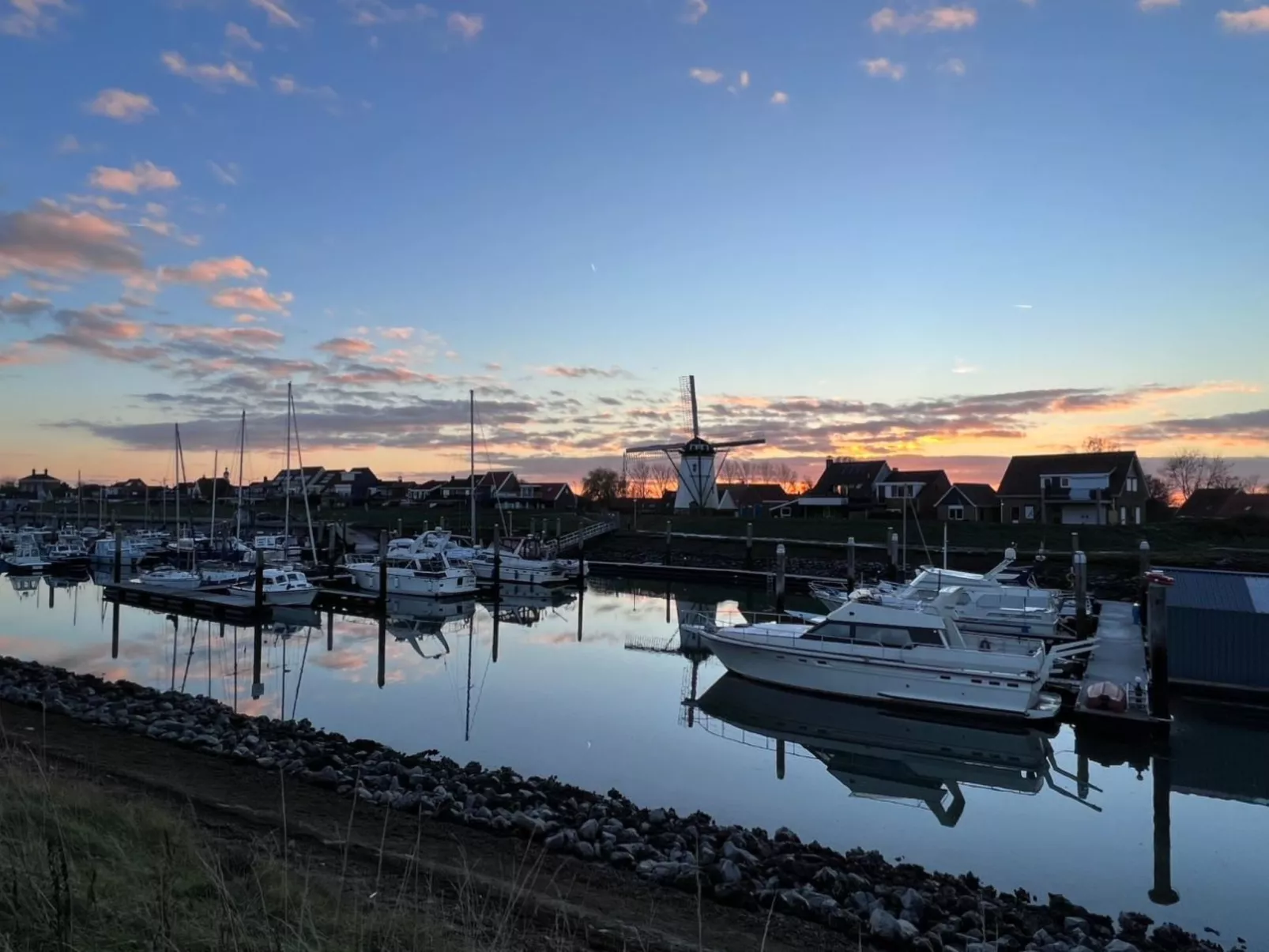In Stavenisse mit gemütlicher Terrasse-Buiten