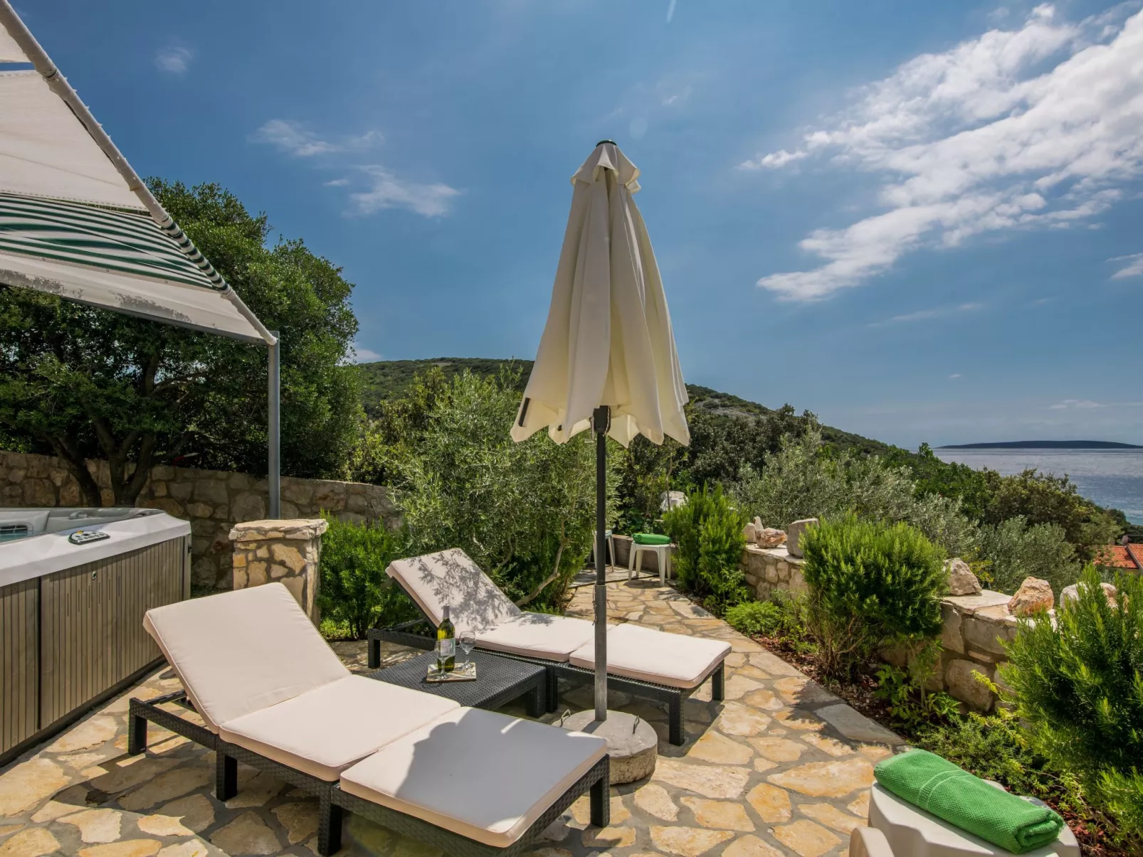 Exklusive und stilvolle Meerblick-Inselvilla-Buiten