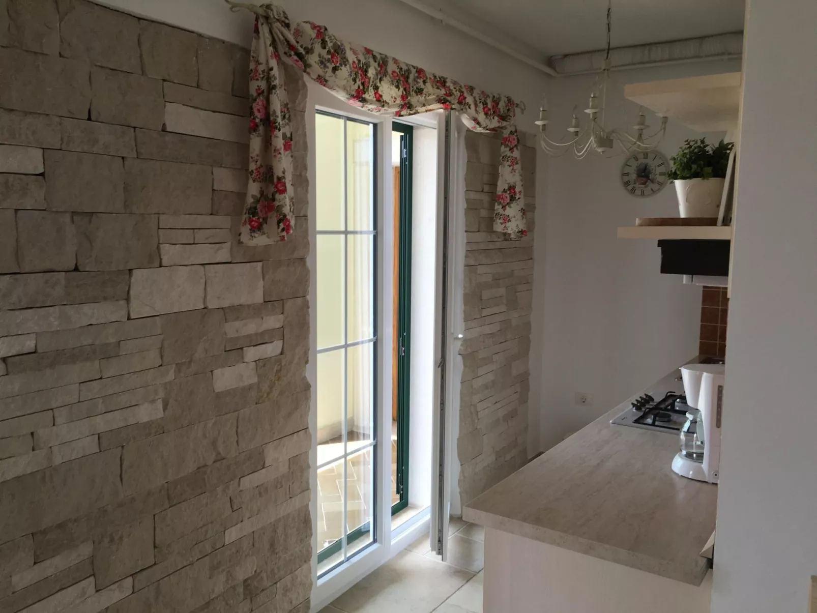 Appartement in Stoja mit Möbliertem Balkon-Binnen