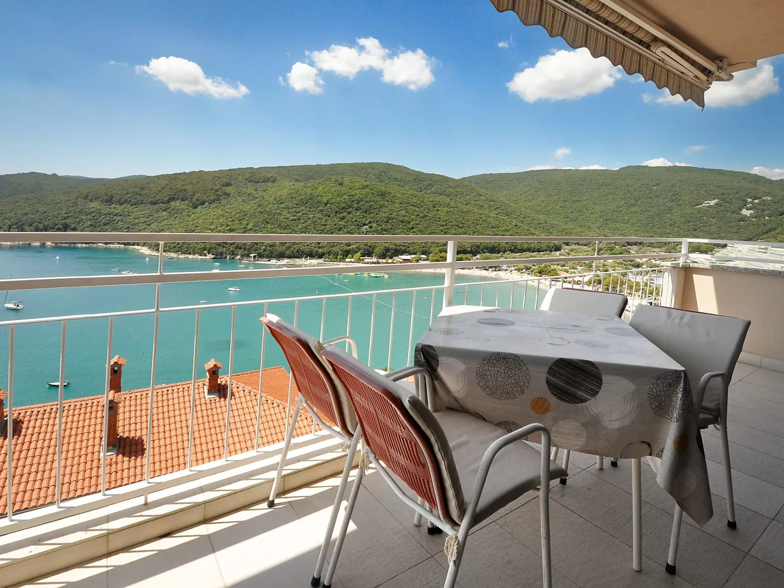 Zwei-Zimmer-Wohnung in der Nähe des Meeres-Buiten