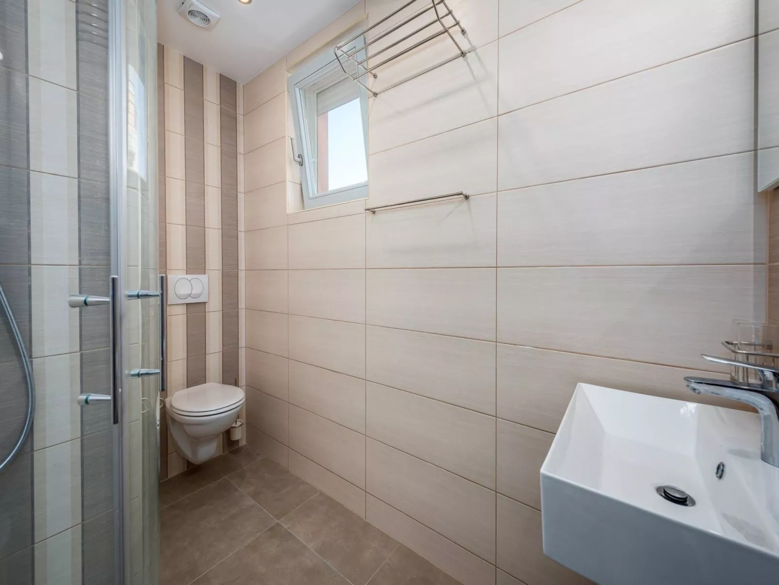 Cedar in Stoja mit großzügigem Garten-Binnen