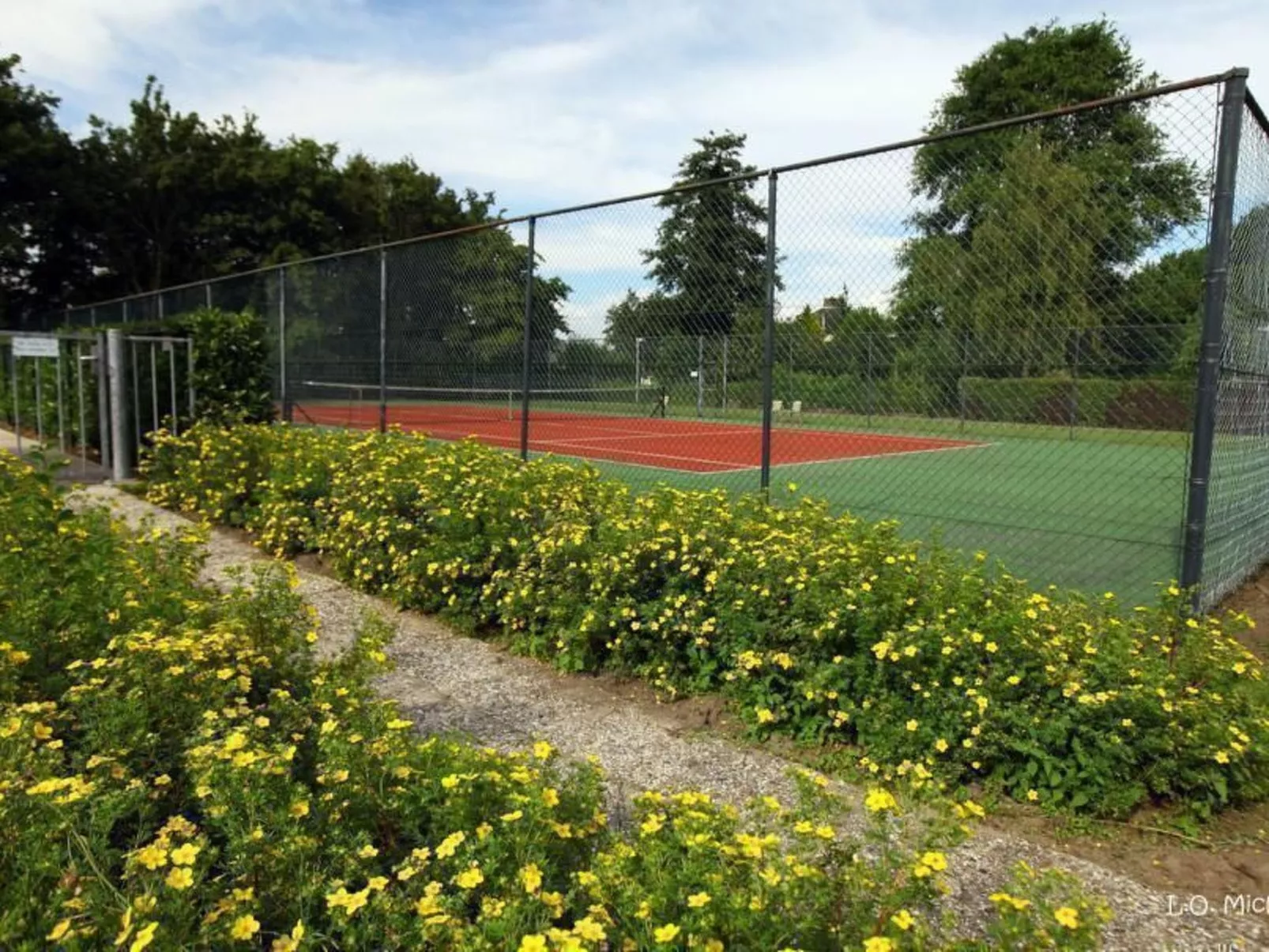 Gemütliches Vier-Personen-Bungalow mit Überdachung-Buiten