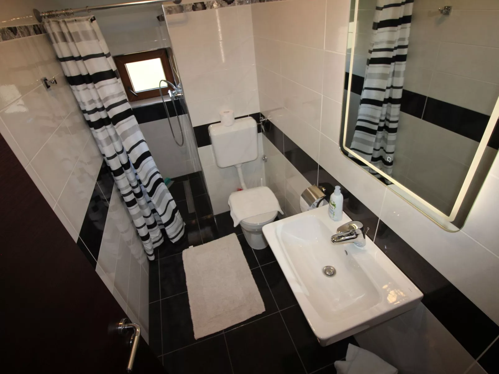 "Manda3" mit Blick auf das Wasser-Image-tags.info