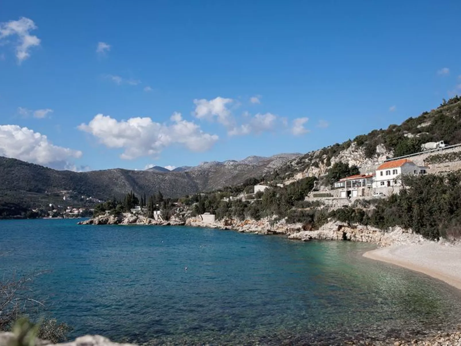 Mélanie C im ersten Stock einer Villa am Strand - Image-tags.info