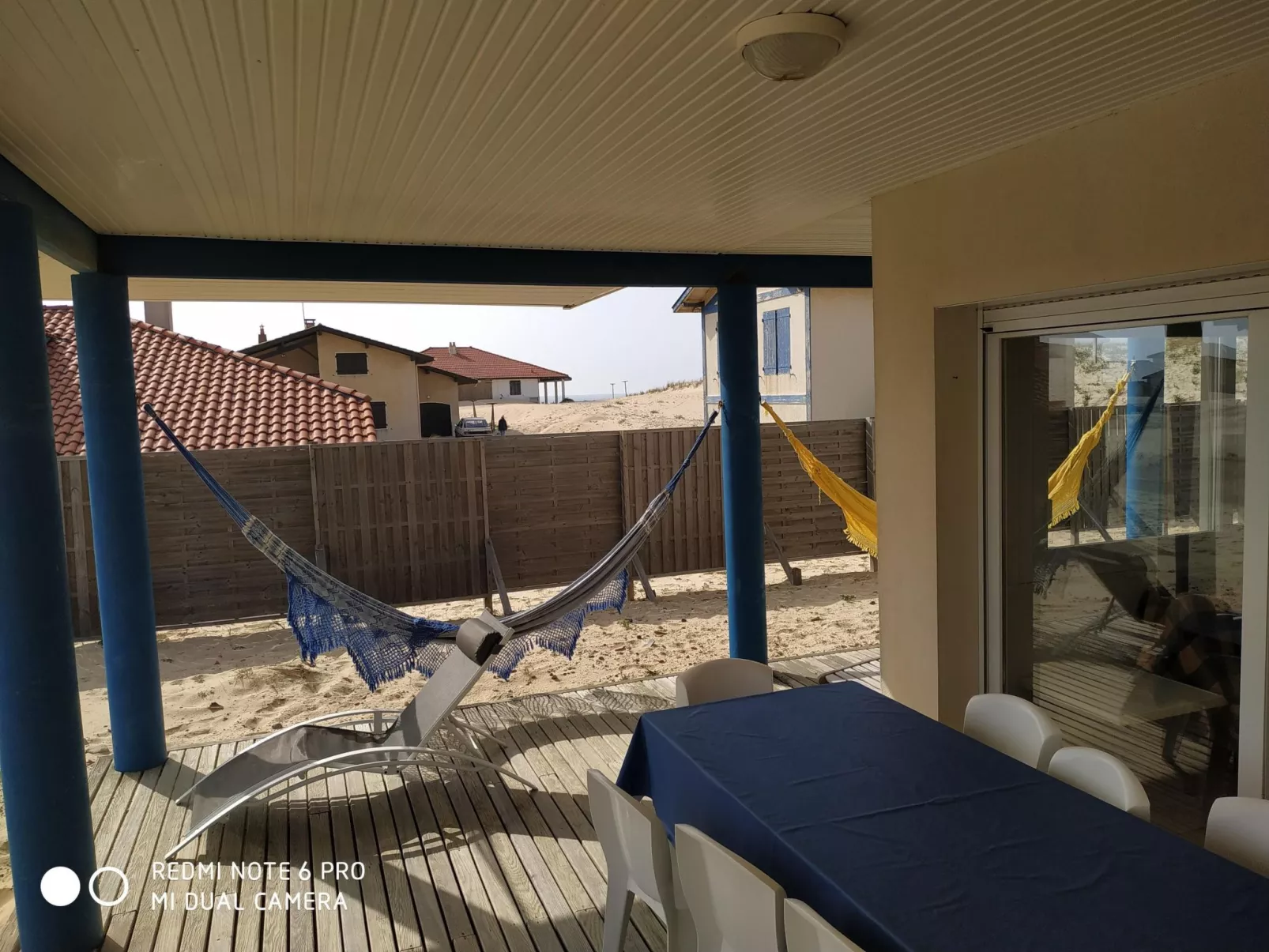 Haus am Meer, die Füße im Sand-Buiten