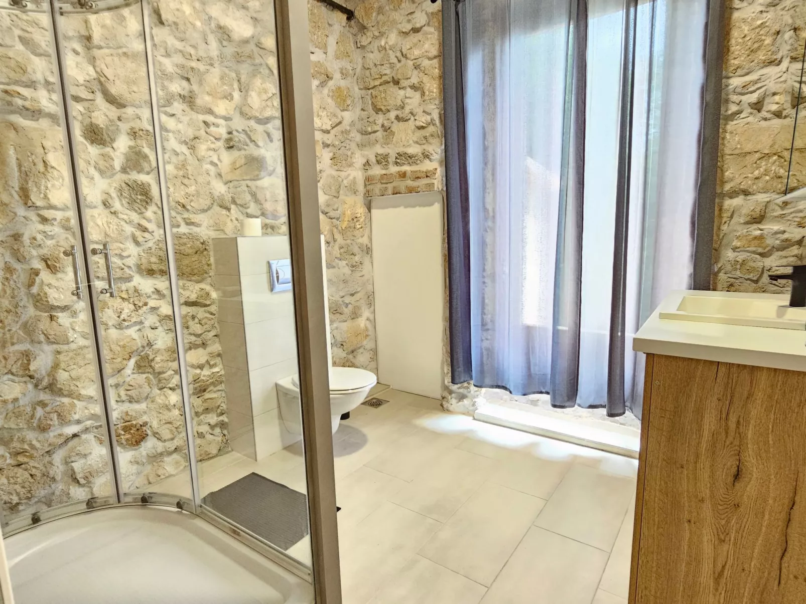 Steinhaus mit privatem Außenpool-Binnen