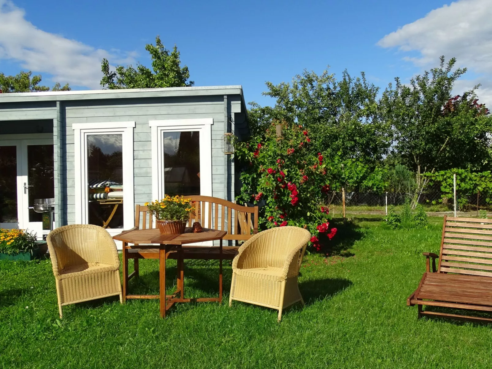 Gemütliches Dachgeschoss-Apartement mit Seeblick und großem Garten am Wasser-Buiten