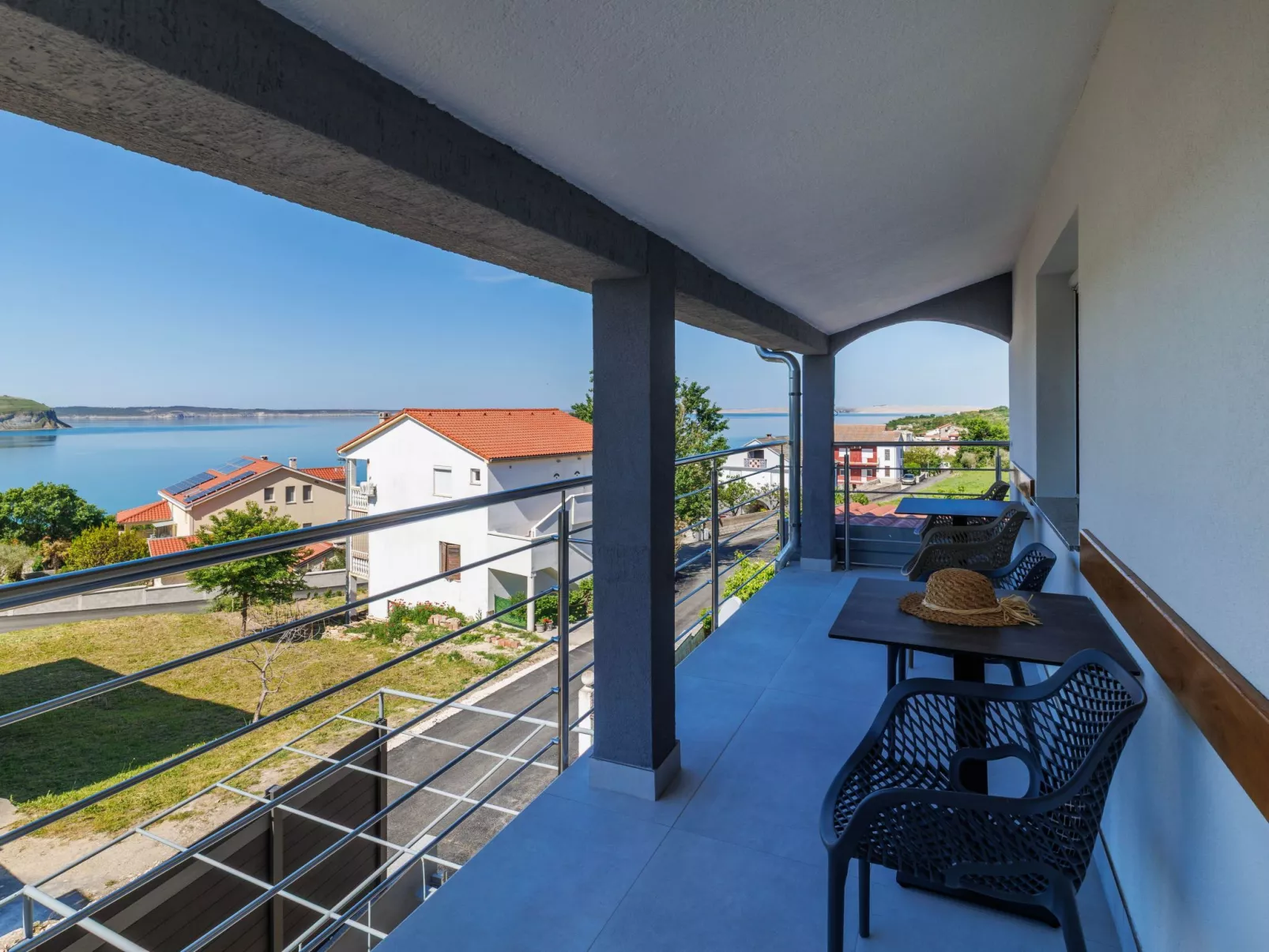 "Zara" mit Blick auf das Wasser-Buiten