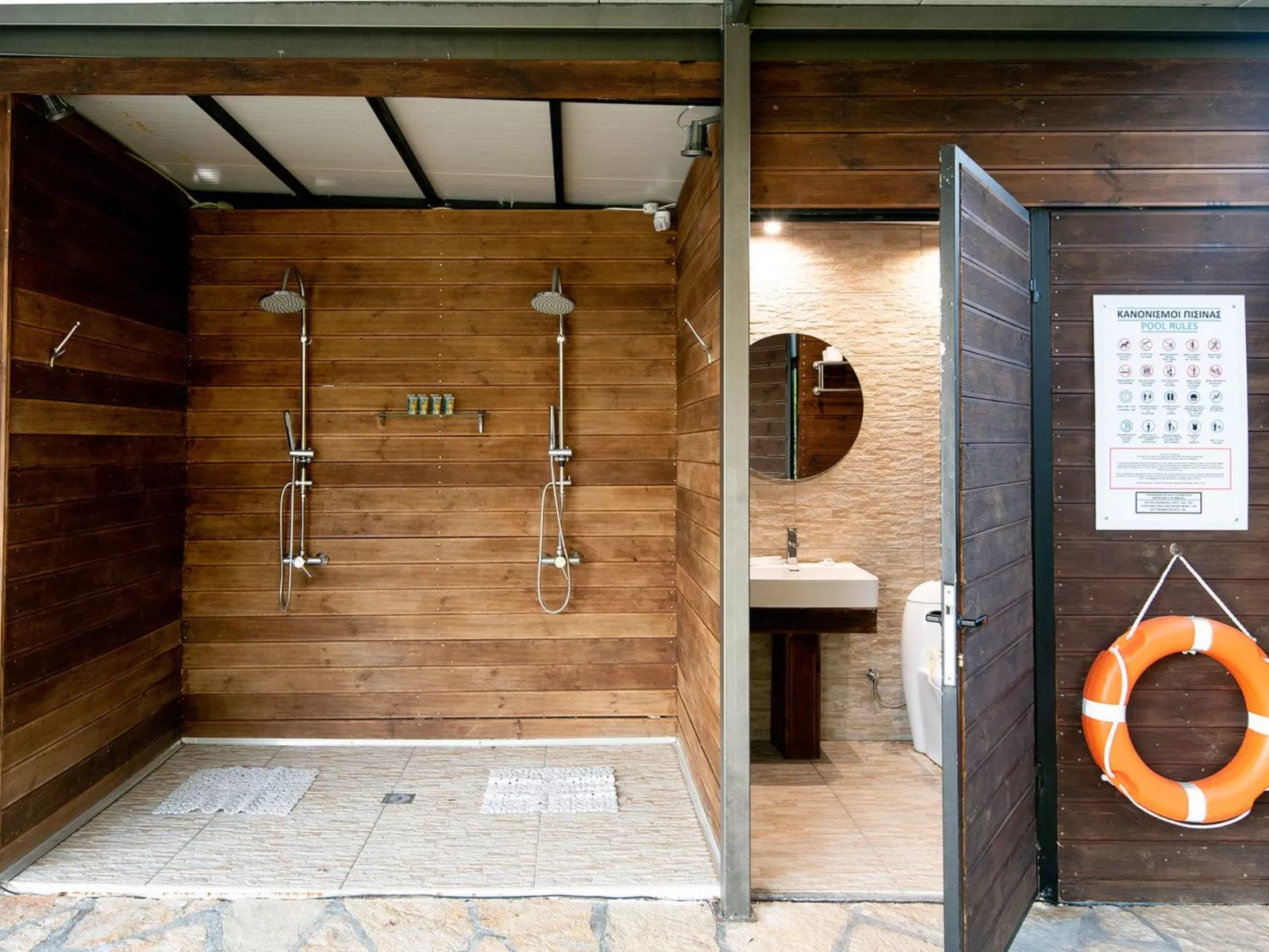 Geräumige Familienvilla, privater Pool und Garten-Buiten