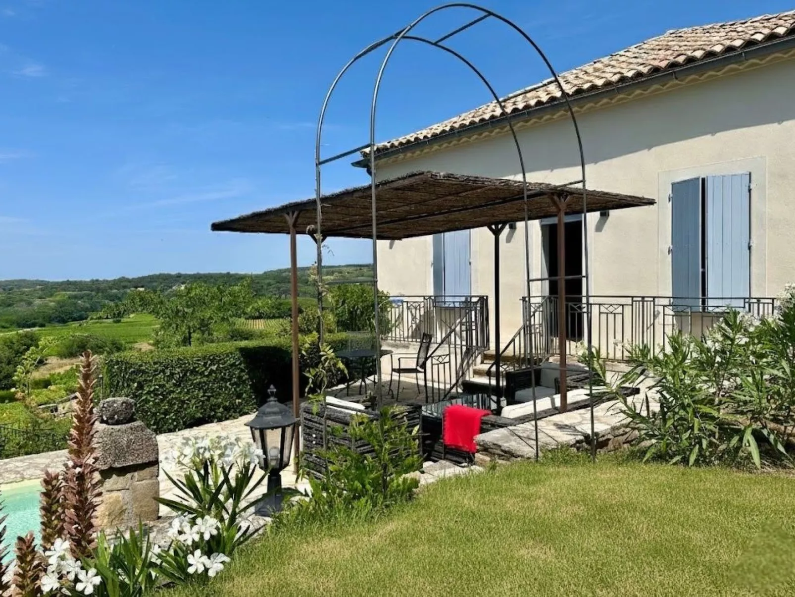 Maison Carrée-Buiten