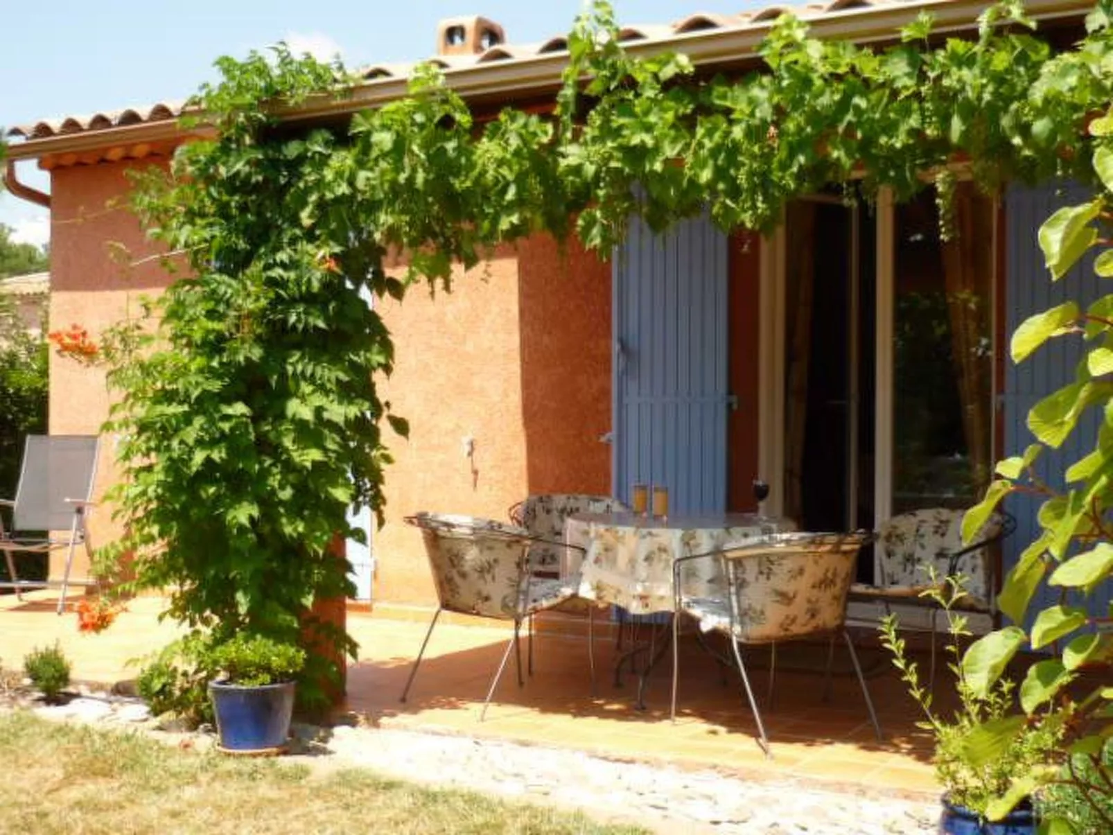 Komfortables Ferienhaus mit Gemeinschaftspool-Buiten